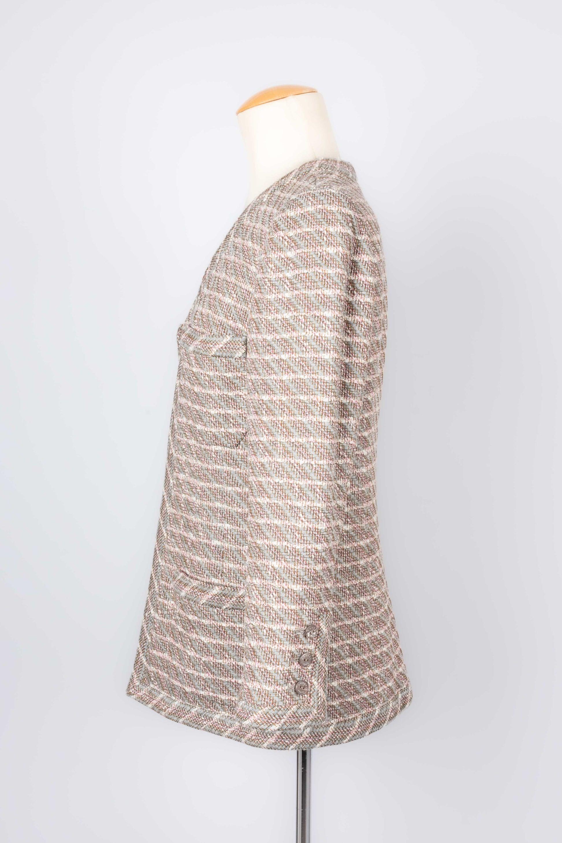 Chanel - (Fabriqué en France) Veste en tweed avec doublure en soie. Taille 40FR. Collectional printemps-été 2003.

Informations complémentaires :
Condit : Très bon état.
Dimensions : Largeur des épaules : 40 cm - Longueur des manches : 52 cm -