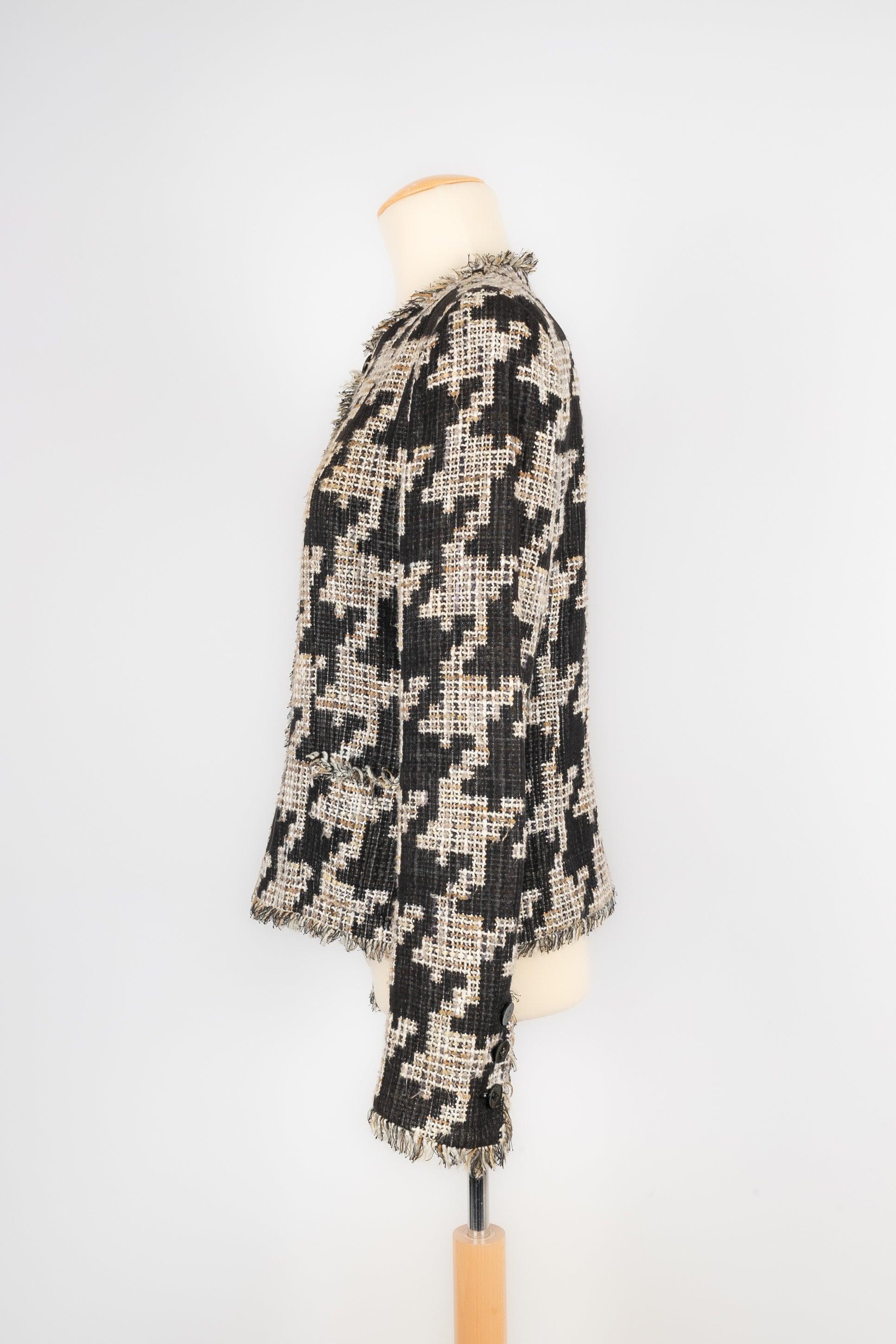 Chanel - (Made in France) Giacca in tweed con fodera in seta. Taglia 40FR indicata. Collezione primavera-estate 2005 sotto la direzione di Karl Lagerfeld.

Informazioni aggiuntive:
Condizioni: Ottime condizioni
Dimensioni: Larghezza spalle: 40 cm -