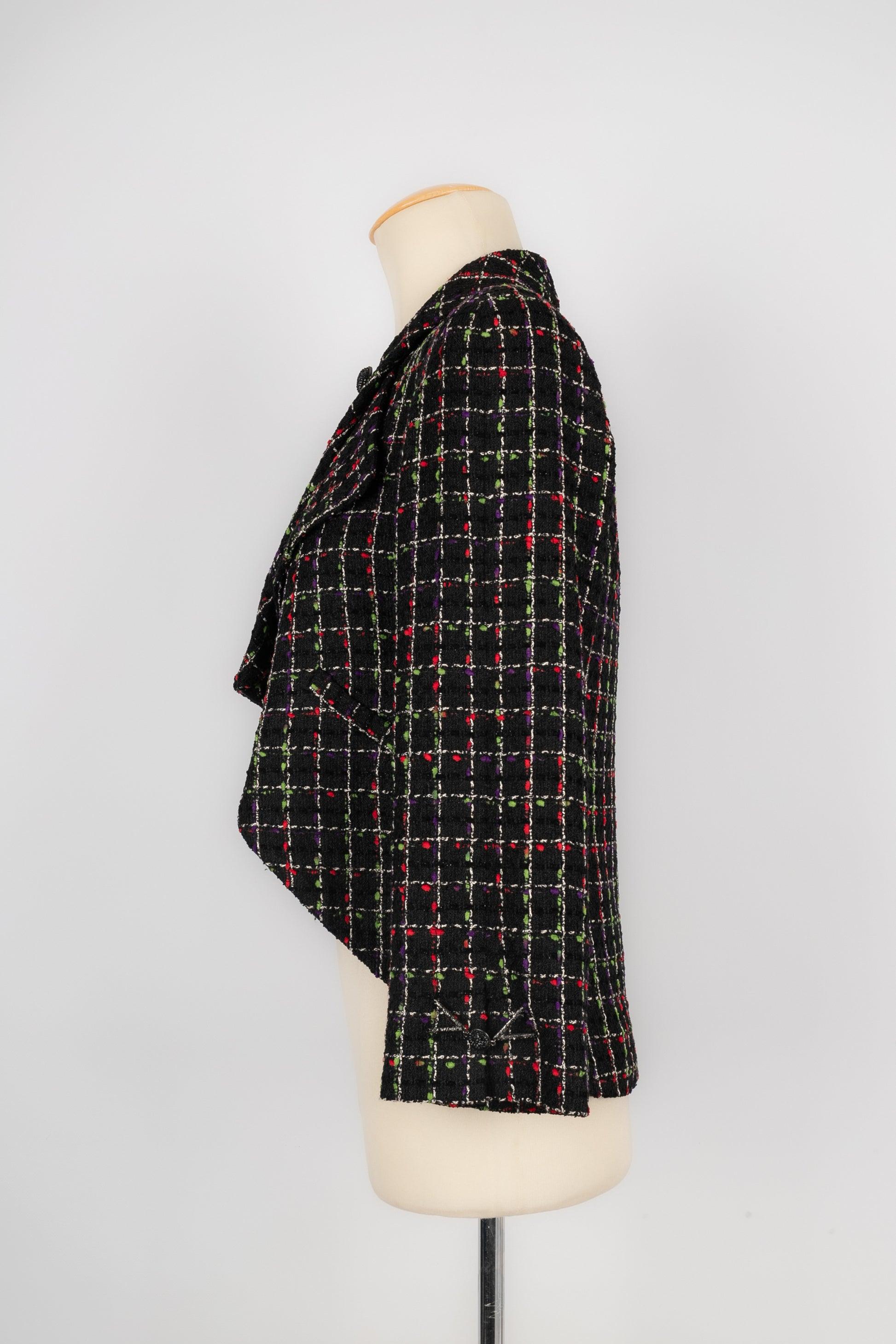 Chanel - (Made in France) Tweed jacket with a silk lining. Size 34FR.

Additional information:
Condition: Very good condition
Dimensions: Shoulder width: 38 cm - Sleeve length: 50 cm - Length: 55 cm

Seller Reference: FV201