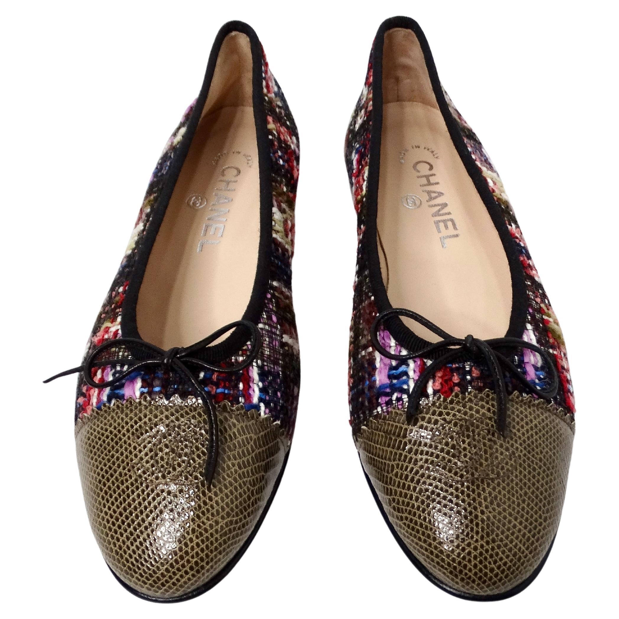 Las bailarinas Chanel con puntera en punta de CC entrelazada de lagarto de tweed son una opción de calzado lujosa y sofisticada que encarna la elegancia característica de Chanel y su estilo atemporal. Confeccionadas con un intrincado tejido de