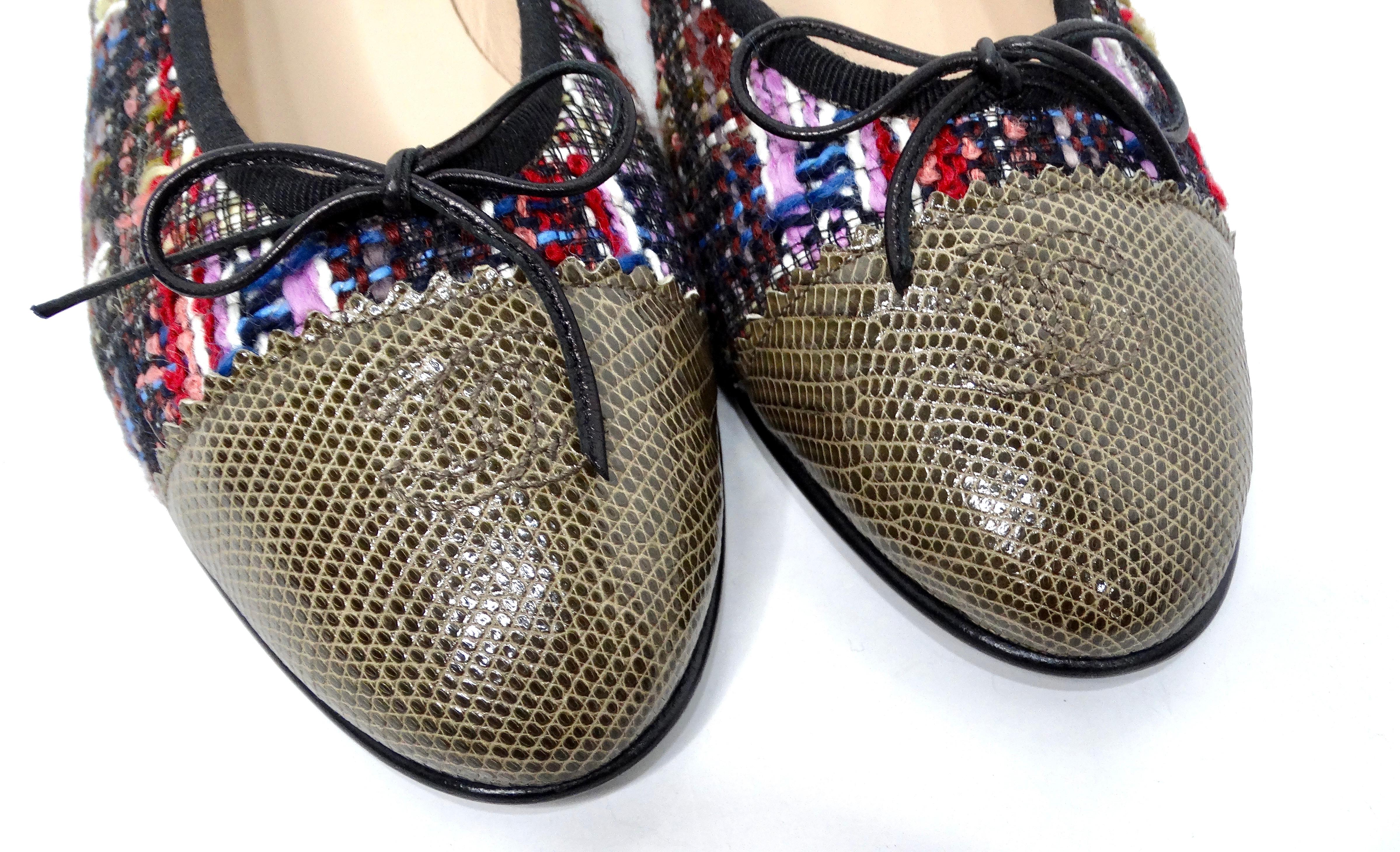 Chanel Bailarinas con puntera de punta de CC entrelazada de lagarto de tweed Negro en venta