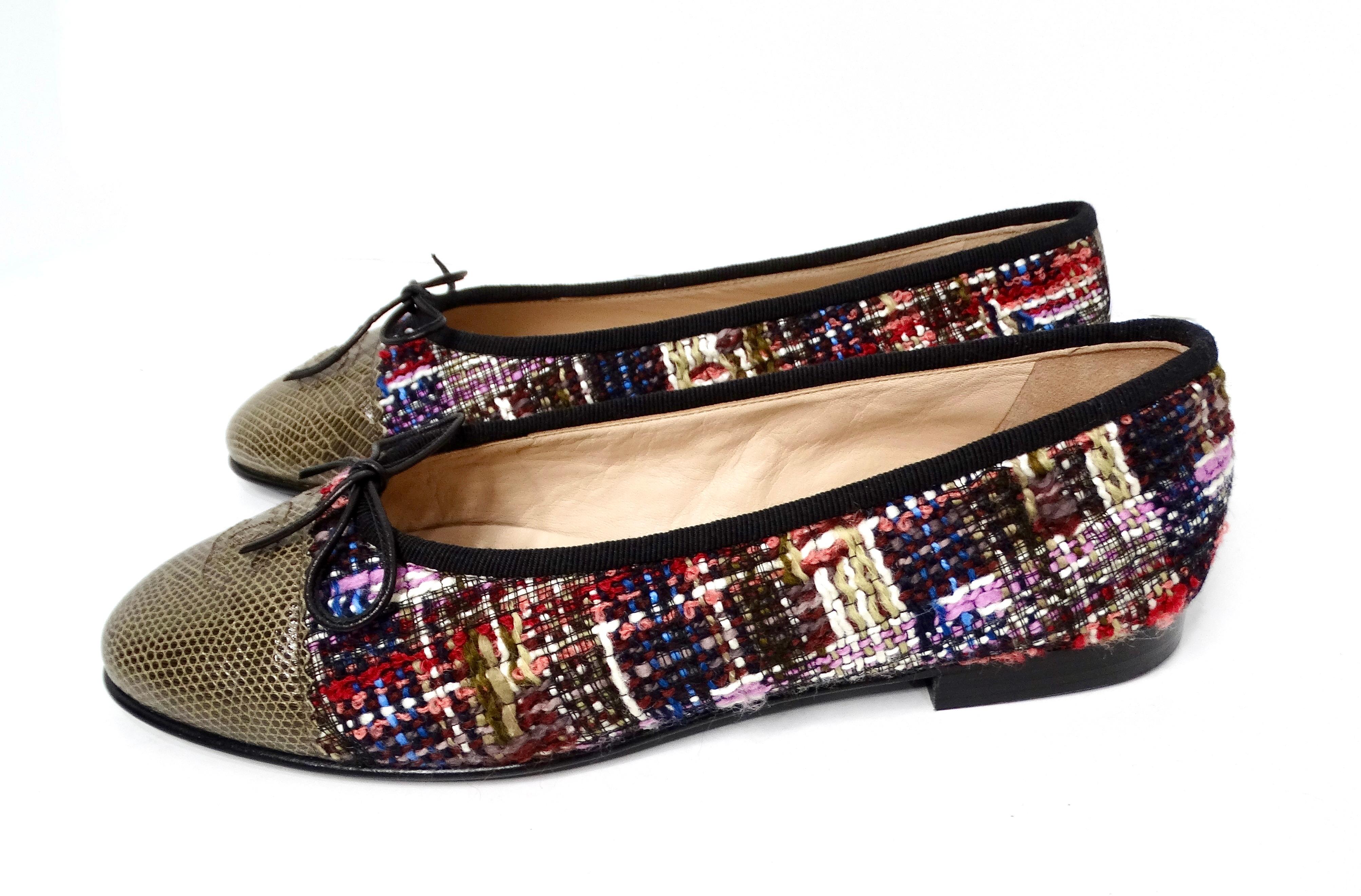 Chanel Bailarinas con puntera de punta de CC entrelazada de lagarto de tweed en Excelente estado para la venta en Scottsdale, AZ