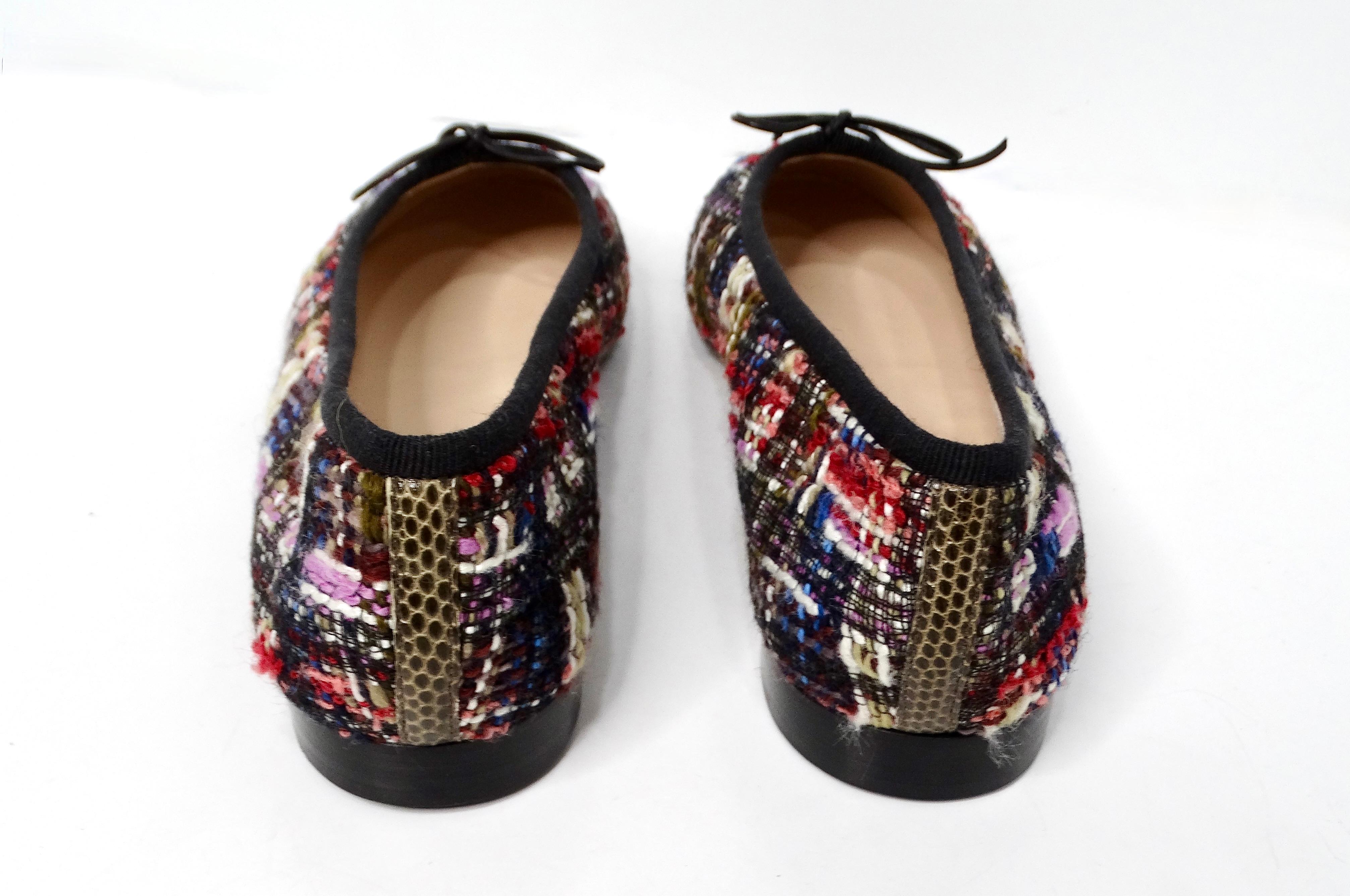 De las mujeres Chanel Bailarinas con puntera de punta de CC entrelazada de lagarto de tweed en venta