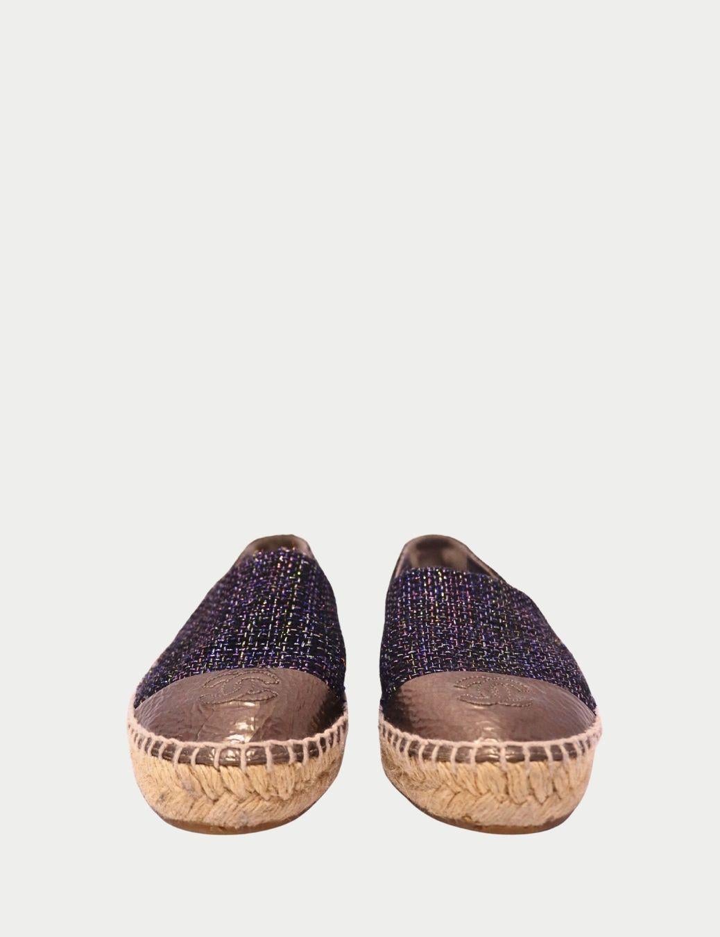 Espadrillas Chanel in tweed e pelle metallizzata

Entra nell'eleganza parigina senza tempo con queste espadrillas Chanel in tweed e pelle metallizzata, una rivisitazione lussuosa di un classico dell'estate. Caratterizzate dall'iconica punta in pelle