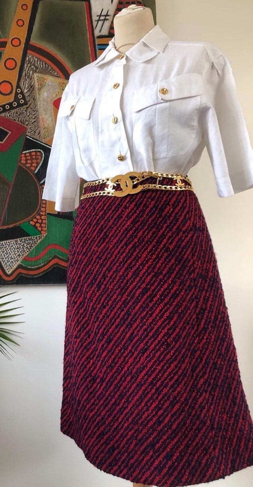 CHANEL Couture Tweed Pencil Skirt Vintage Red Midnight blue
A classic Coco Chanel Tweed vintage skirt featuring a high waist, back hidden Eclair zip closure, a wonderful vintage piece. Can be worn like a classic look, like it is, long like Coco