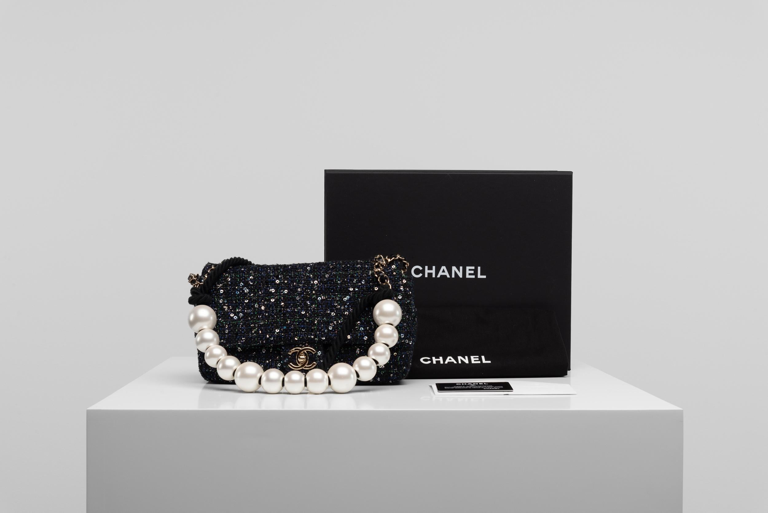 De la Collection SINETI nous vous proposons ce sac à rabat en tweed à paillettes et perles de Chanel :
- Marque : Chanel
- Modèle : Sac à rabat à paillettes
- Année : 2019
- Code : 27856727 
- Condit : Très bon
- MATERIAL : Paillettes, cuir,