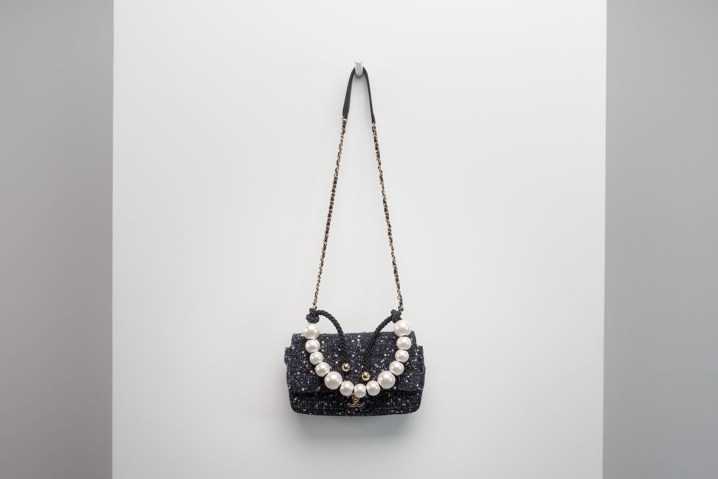 Chanel Tweed Sequins Pearl Bag RARE Full-Set Bon état - En vente à Roosendaal, NL