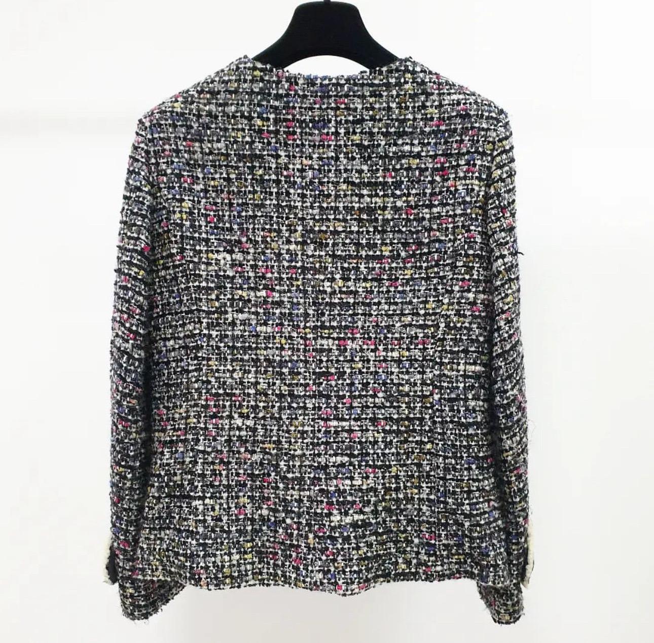 Voici une très belle veste Chanel en tweed x shearling avec la marque CC turnlock.

La taille est de 38

La couleur élégante du tweed est partiellement composée de shearling, ce qui lui confère une sensation très luxueuse.

La breloque 