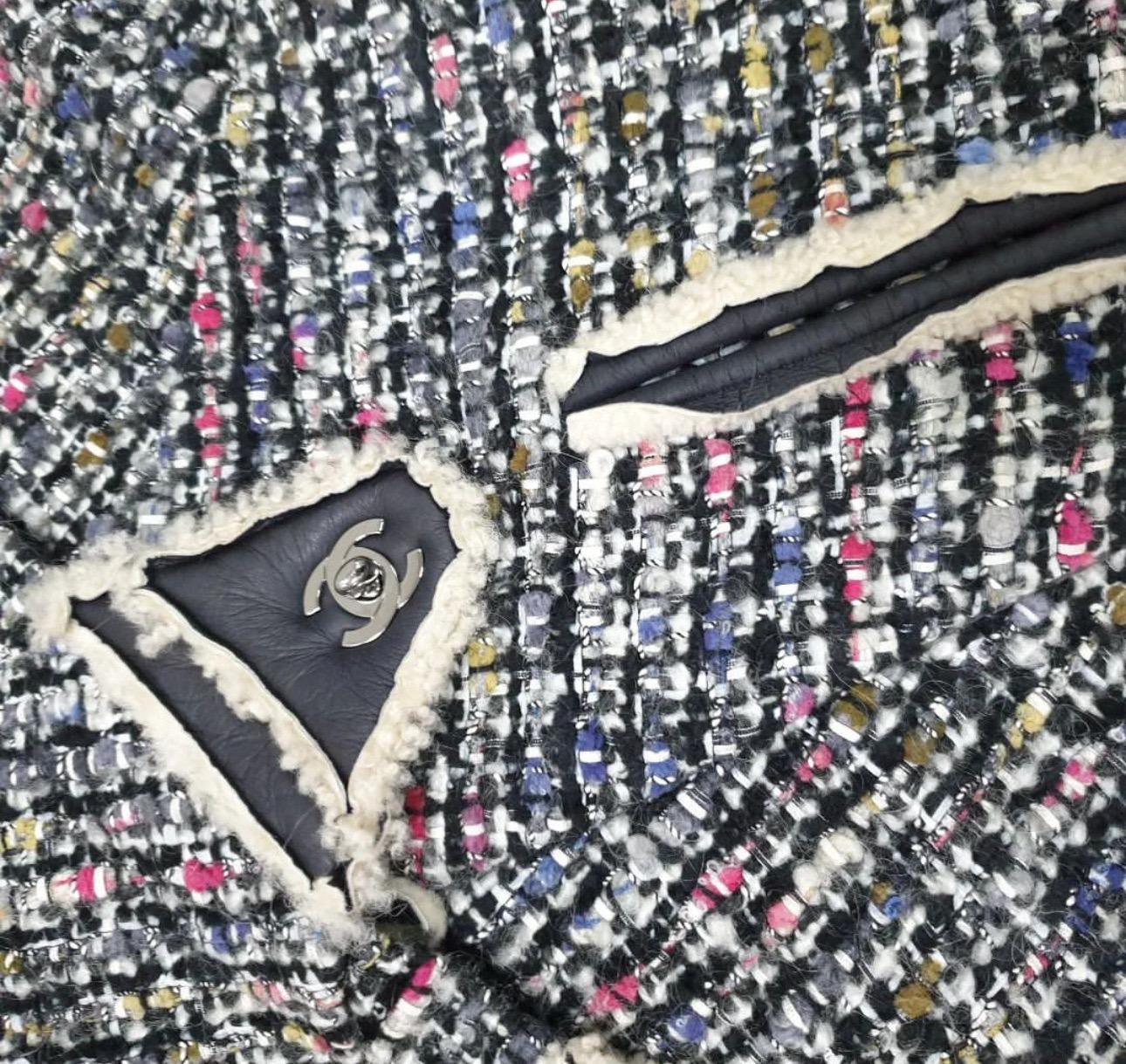 Chanel Tweed-Jacke aus Shearling im Zustand „Hervorragend“ im Angebot in Krakow, PL