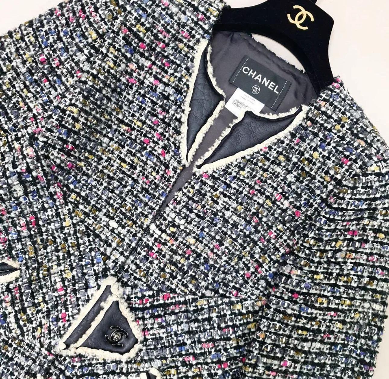 Chanel Tweed-Jacke aus Shearling im Angebot 3