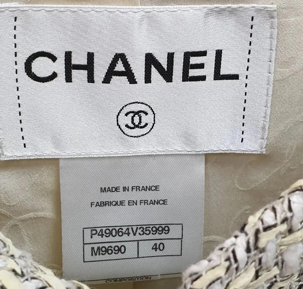 Manteau court en tweed de Chanel en vente 2