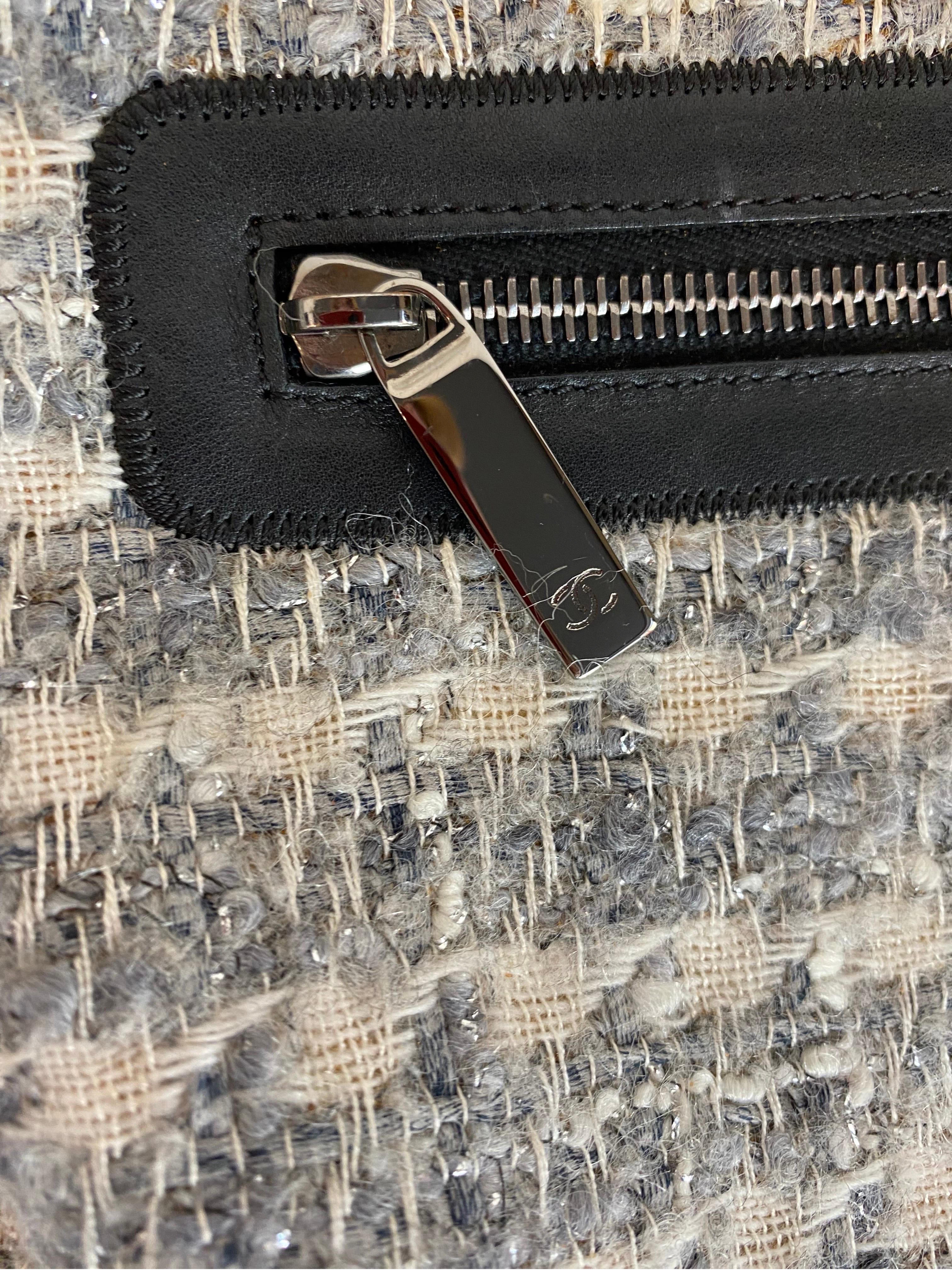 Women's or Men's Chanel tweed shoulder bag For Sale