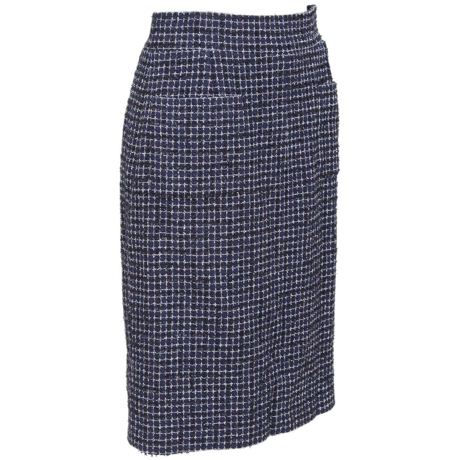 GARANTITA L'AUTENTICITÀ DELLA GONNA AL GINOCCHIO IN TWEED NAVY DI CHANEL

Design:
- Gonna dalla silhouette classica in tweed blu, nero e bianco.
- Doppia tasca frontale, targhetta CC sulla tasca sinistra.
- Chiusura posteriore con cerniera e 3