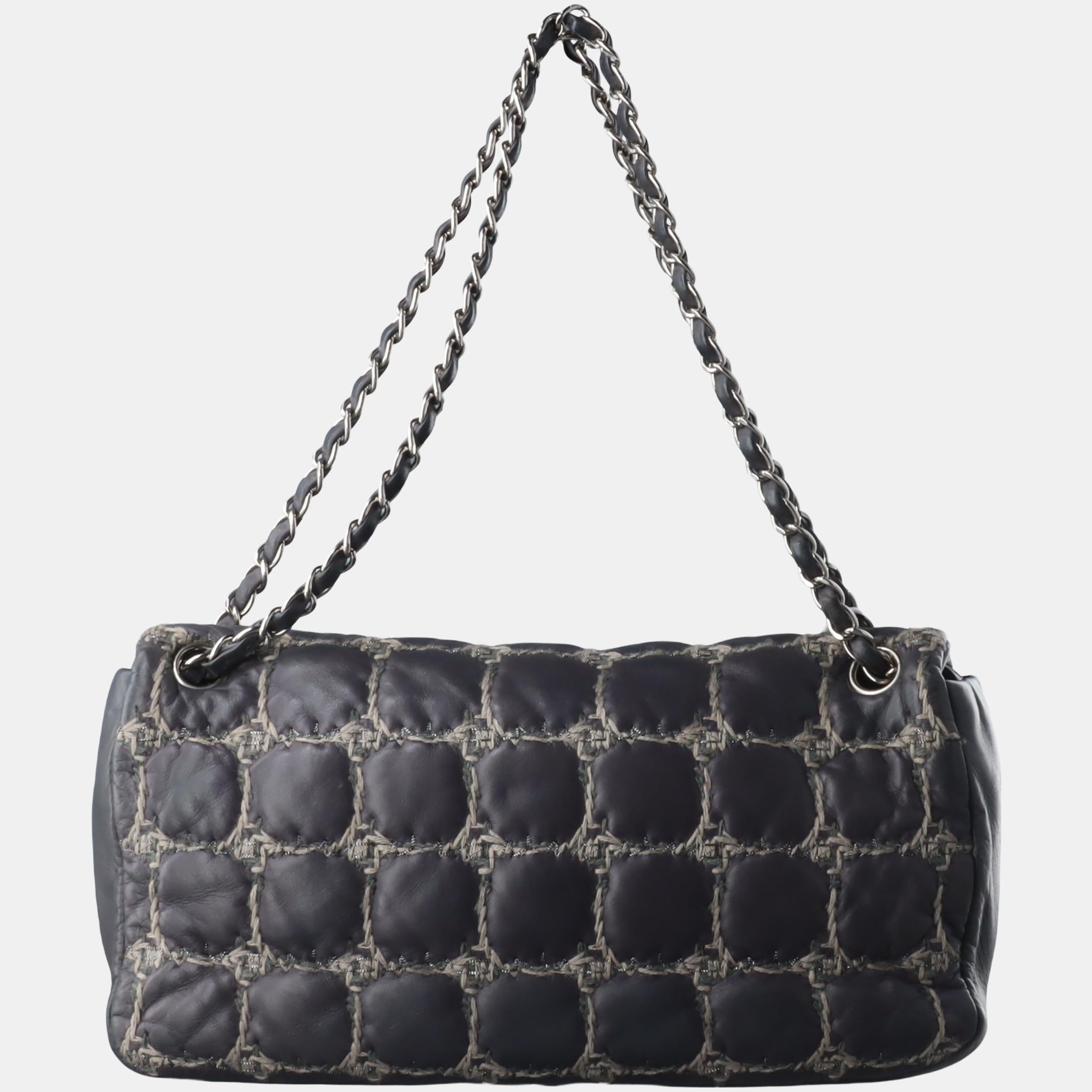Chanel Tweed Square Stitch on Leather Bubble Grey Medium Shoulder Bag In Excellent Condition In AUBERVILLIERS, FR