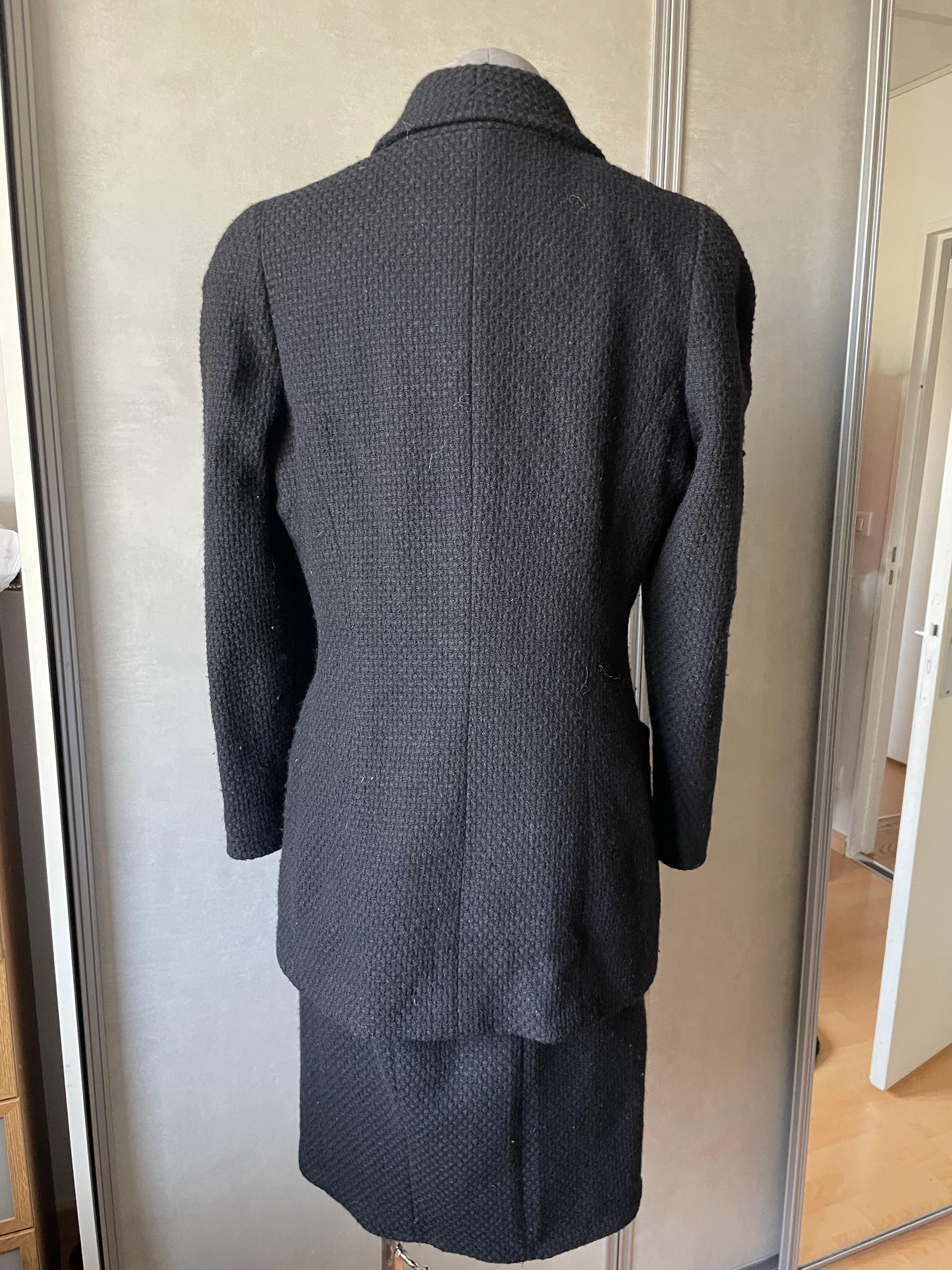 Nero CHANEL tweed suit Jacket and skirt in vendita