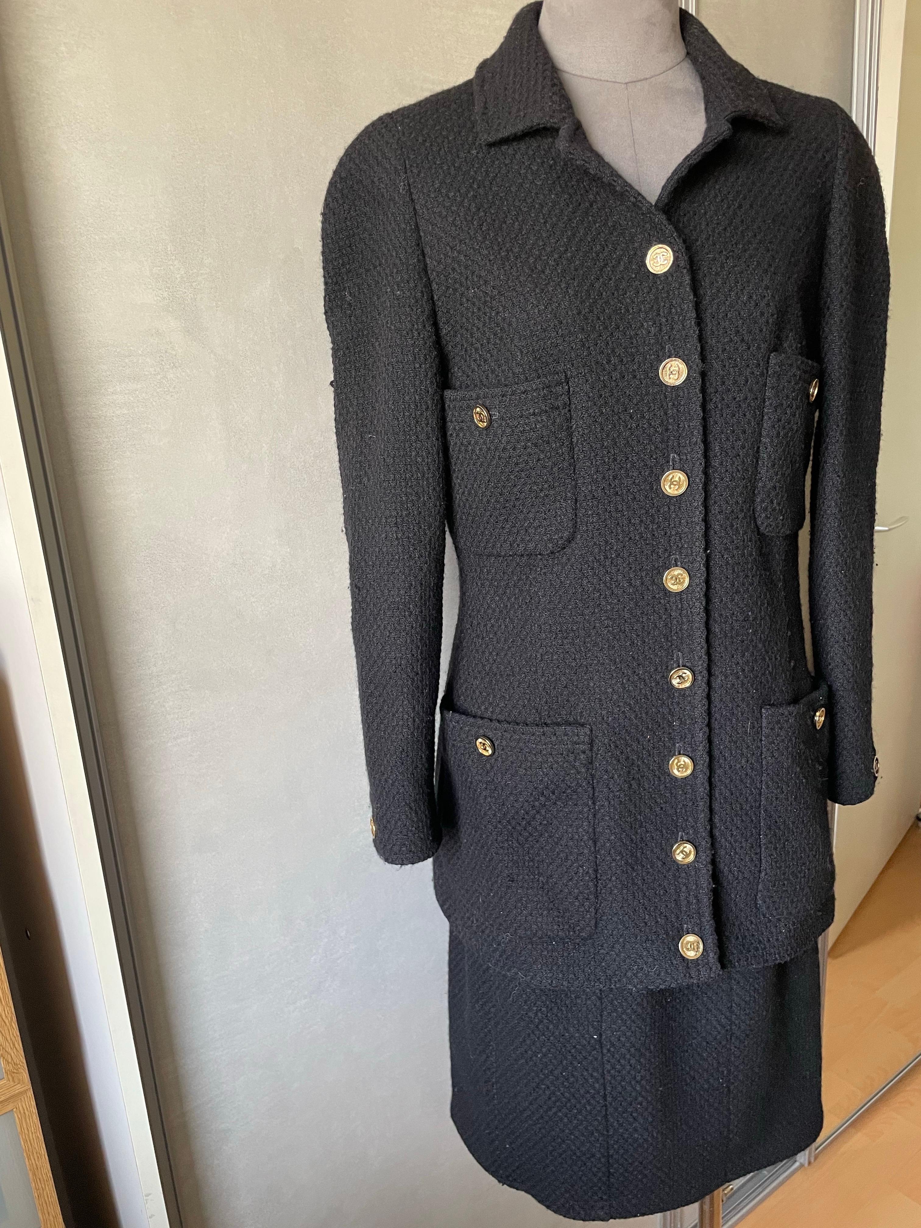 Donna CHANEL tweed suit Jacket and skirt in vendita