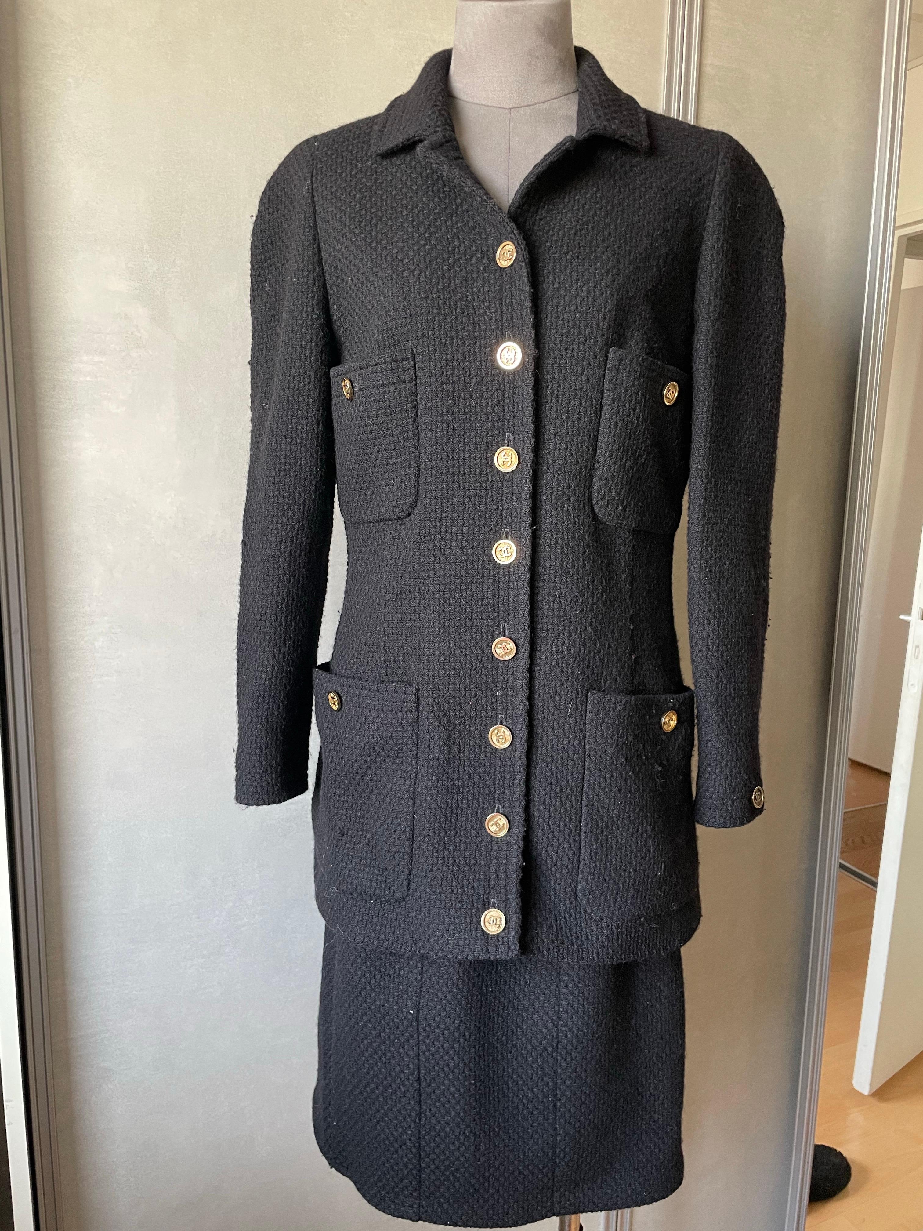 CHANEL tweed suit Jacket and skirt in vendita 1