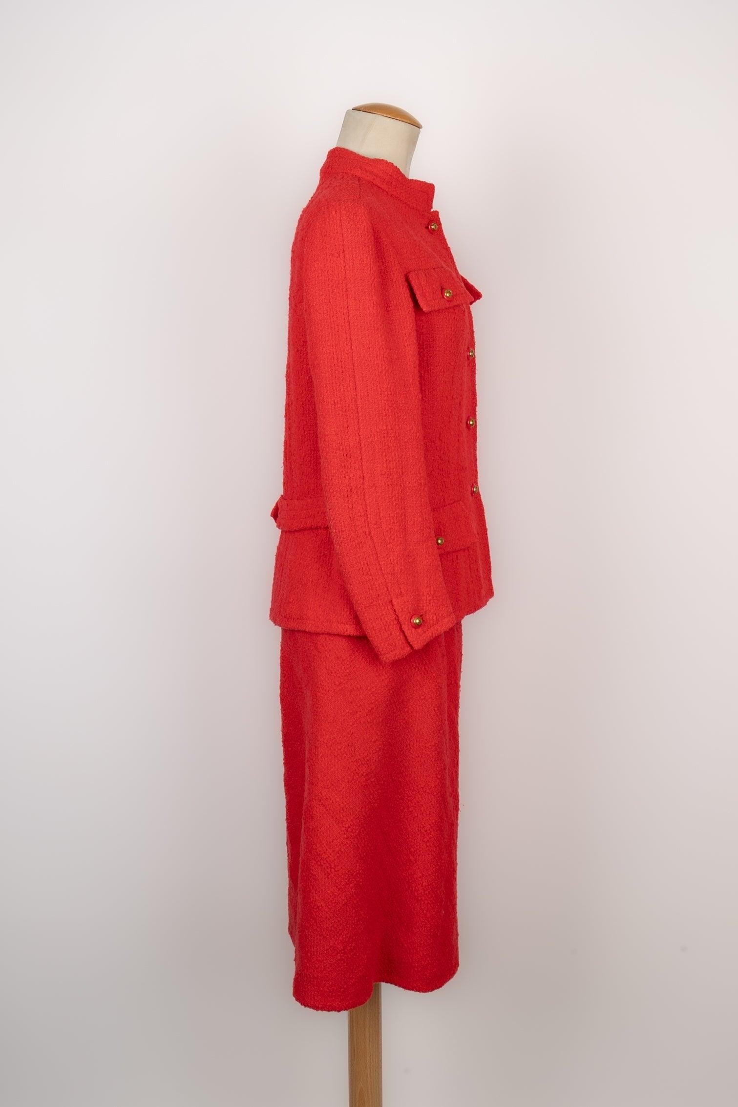 Chanel - (Made in France) Haute Couture tweed suit with a red silk lining. No size nor composition label, it fits a 36FR. To be mentioned, the lining has two tiny snags.

Additional information:
Condition: Good condition
Dimensions: Jacket: Shoulder
