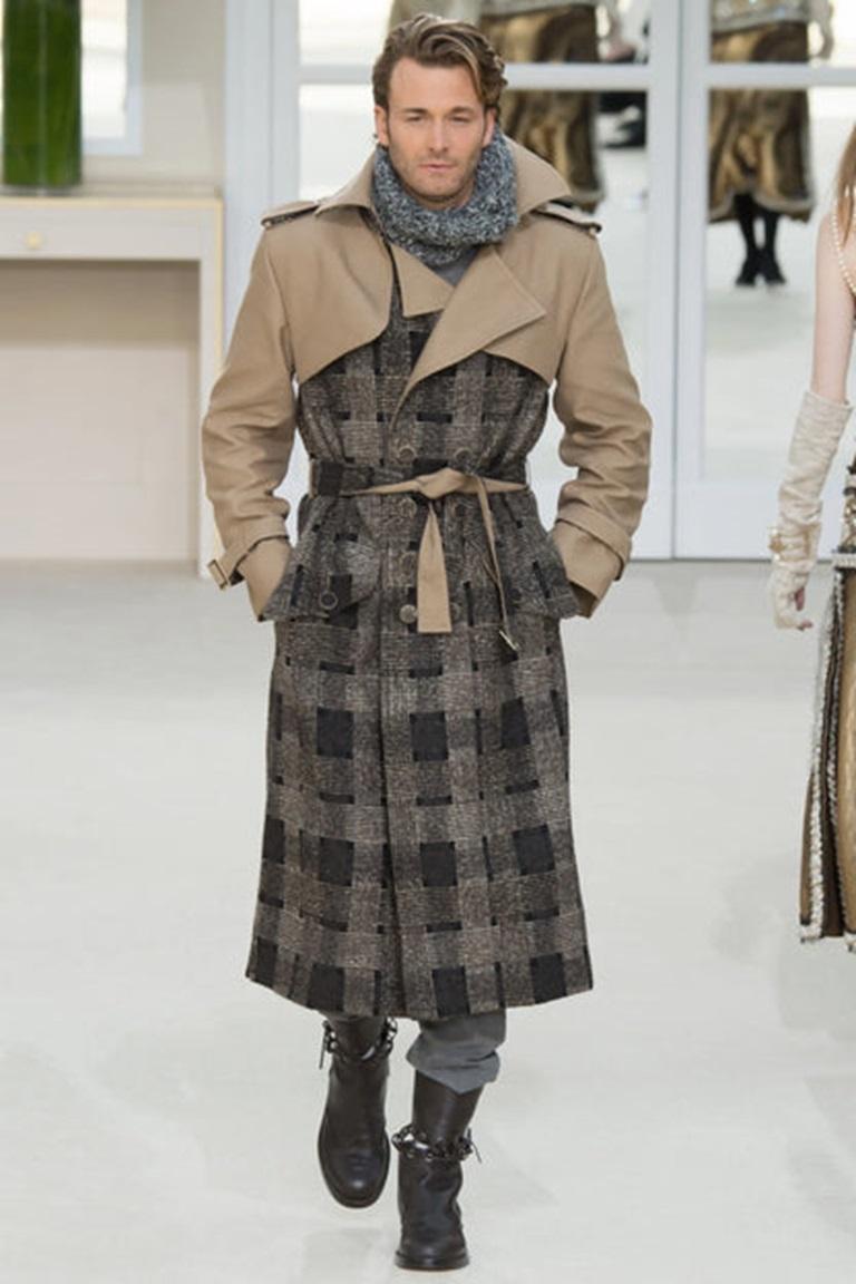 Chanel - (Made in France) Tweed trench coat with beige cotton collar and sleeves. Size 36FR indicated. 2016 Fall-Winter Collection, under the artistic direction of Karl Lagerfeld. Piece from Sales.

Additional information:
Condition: Very good