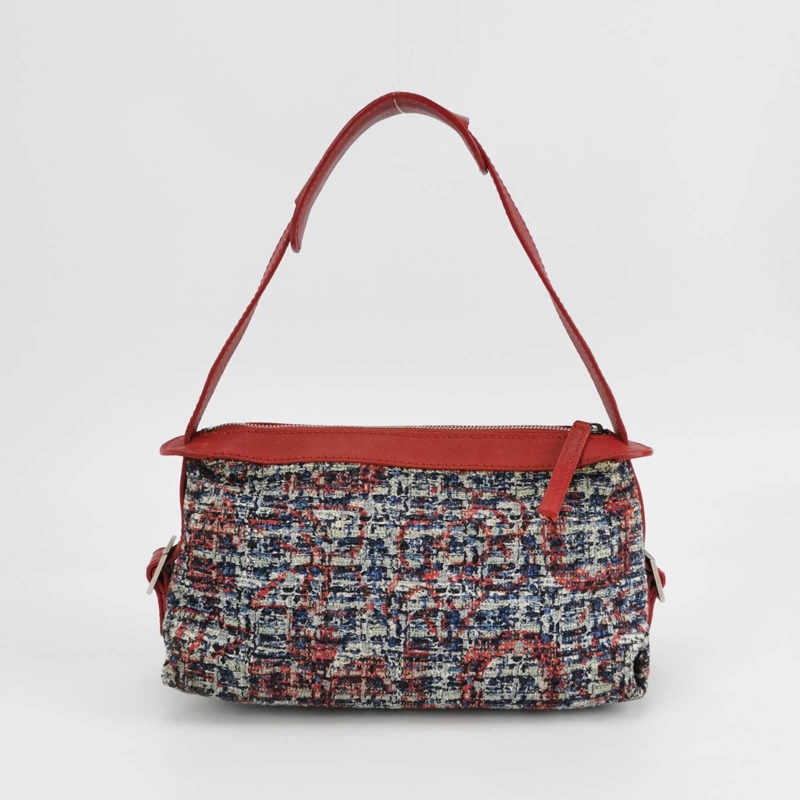 Chanel Tweed with Red Clover Charm Shoulder Bag In Good Condition For Sale In AUBERVILLIERS, FR