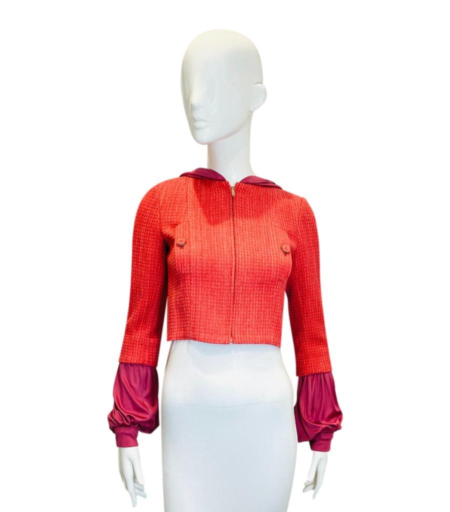 Neuf - Chanel Tweed Wool & Silk Blend Hooded Jacket (Veste à capuche en laine et soie mélangées)

Veste courte rouge saumon conçue avec du satin, une capuche rose et des poignets boutonnés inspirés d'une chemise.

Il est doté de poches verticales et