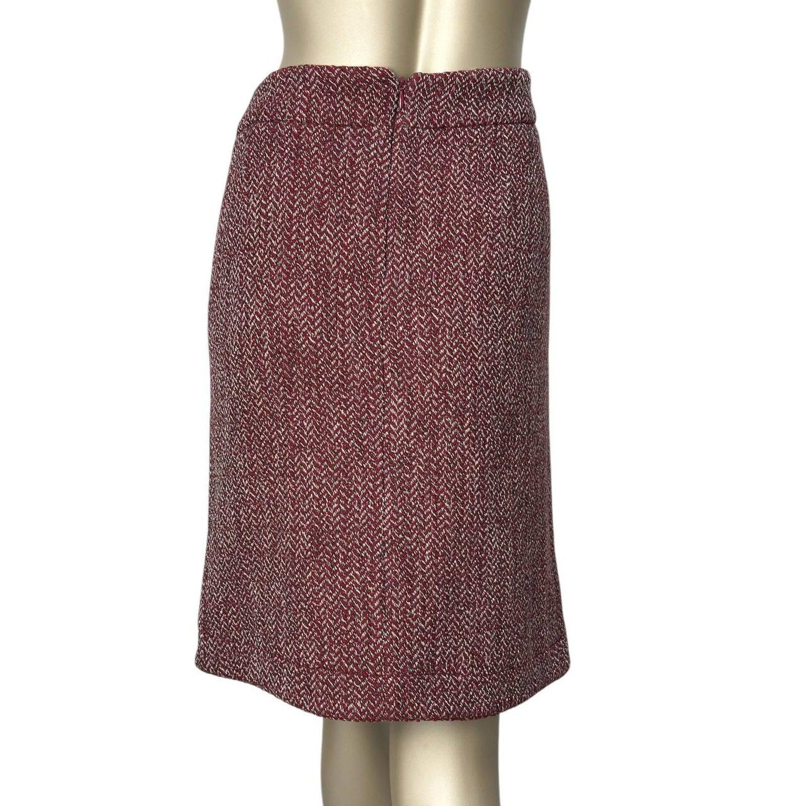 Eleva il tuo guardaroba con questa splendida gonna a portafoglio in lana tweed di Chanel. Realizzata con i migliori materiali e l'attenzione ai dettagli, questa gonna emana un'eleganza e una raffinatezza senza tempo. Il classico motivo tweed