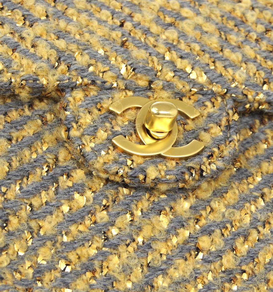 
Tweed
Gold tone hardware
Grosgrain lining
Turn-lock closure
Shoulder strap drop 17