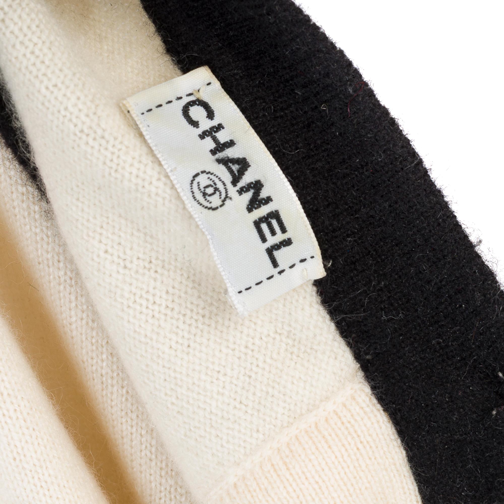 Women's or Men's Chanel twinset in creme cashmere, size 36