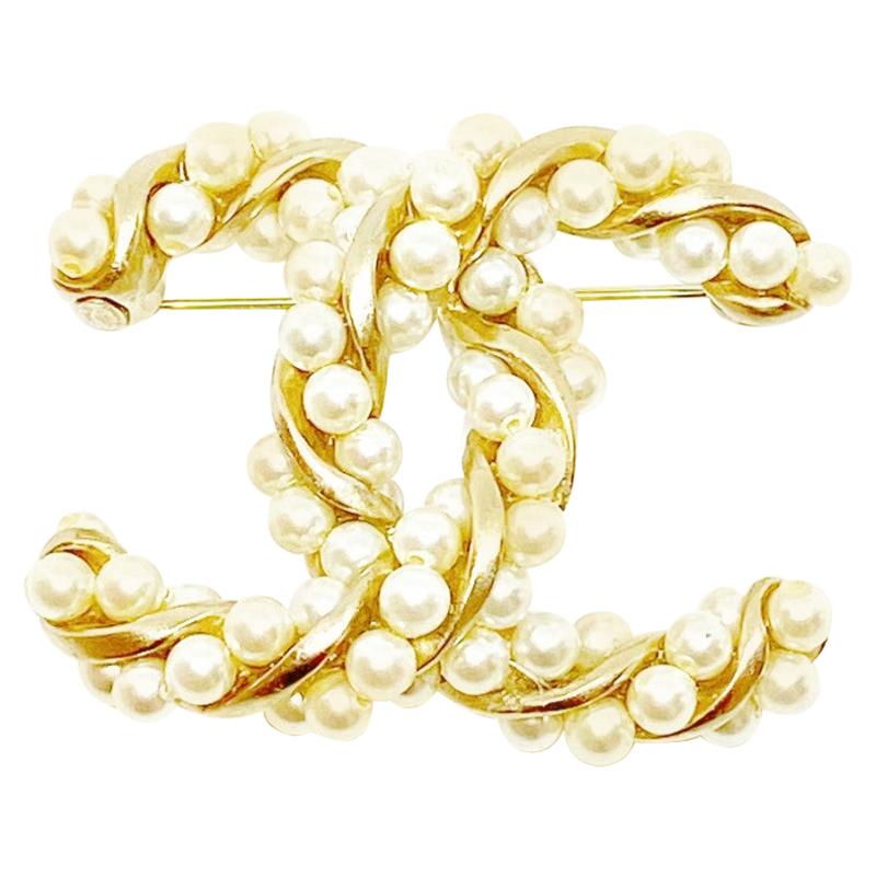 CHANEL CC brooch in pale gold metal and pearls - VALOIS VINTAGE PARIS
