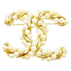 CHANEL Twisted Pearl Brooch