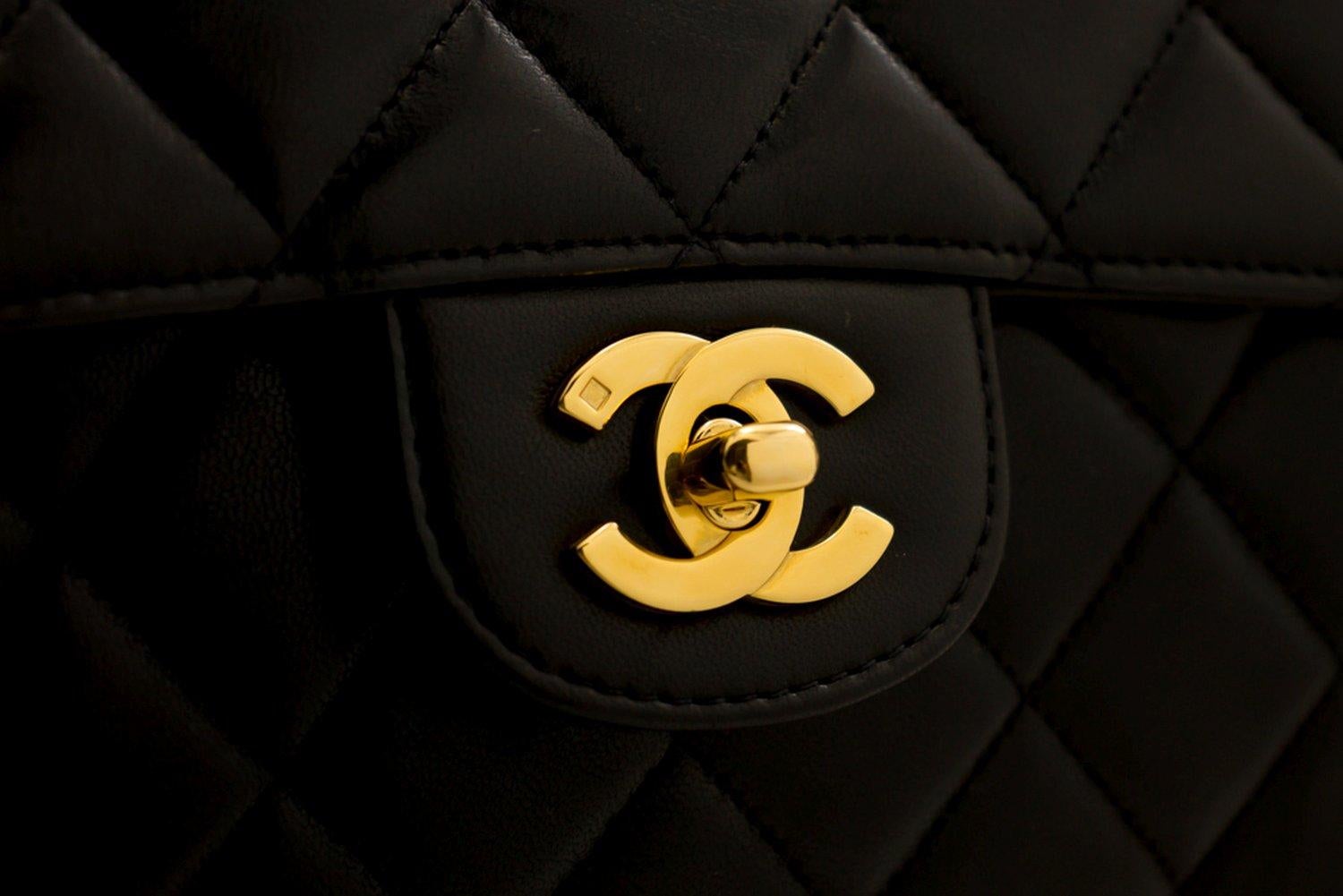 CHANEL Zweiseitige Umhängetasche mit Kette und Klappe, schwarz, gesteppt im Angebot 7