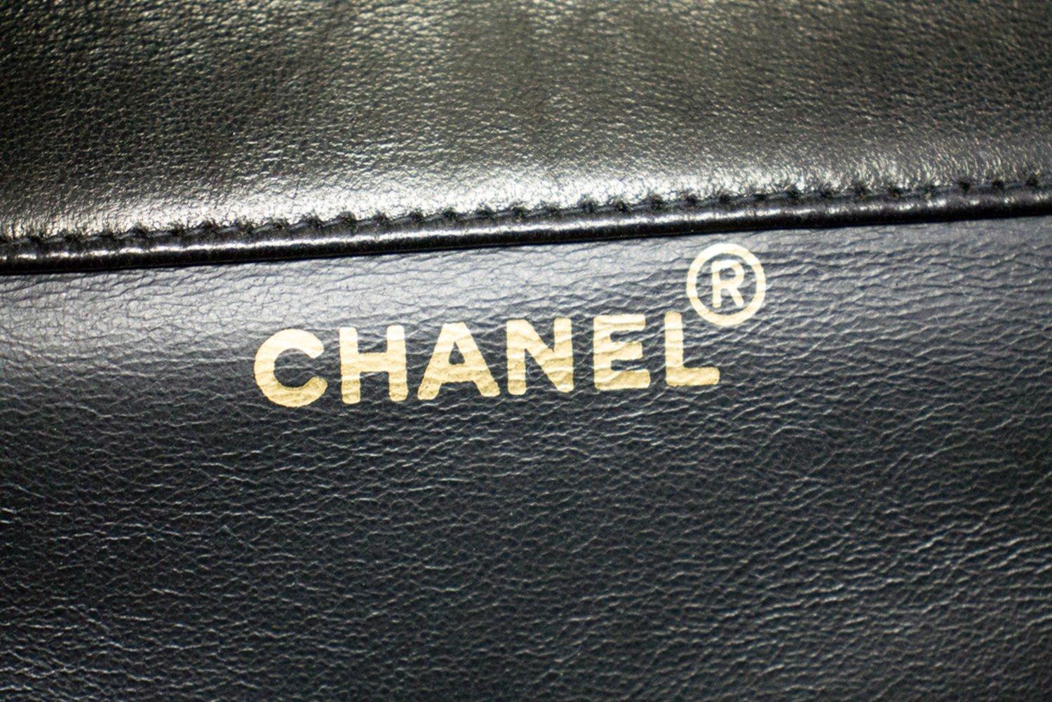 CHANEL Zweiseitige Umhängetasche mit Kette und Klappe, schwarz, gesteppt im Angebot 10