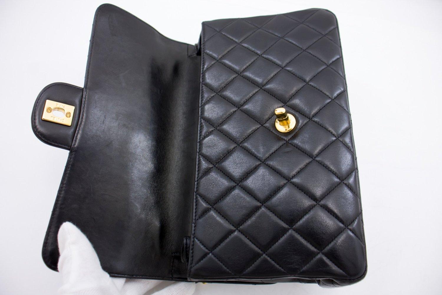 CHANEL Zweiseitige Umhängetasche mit Kette und Klappe, schwarz, gesteppt im Angebot 13