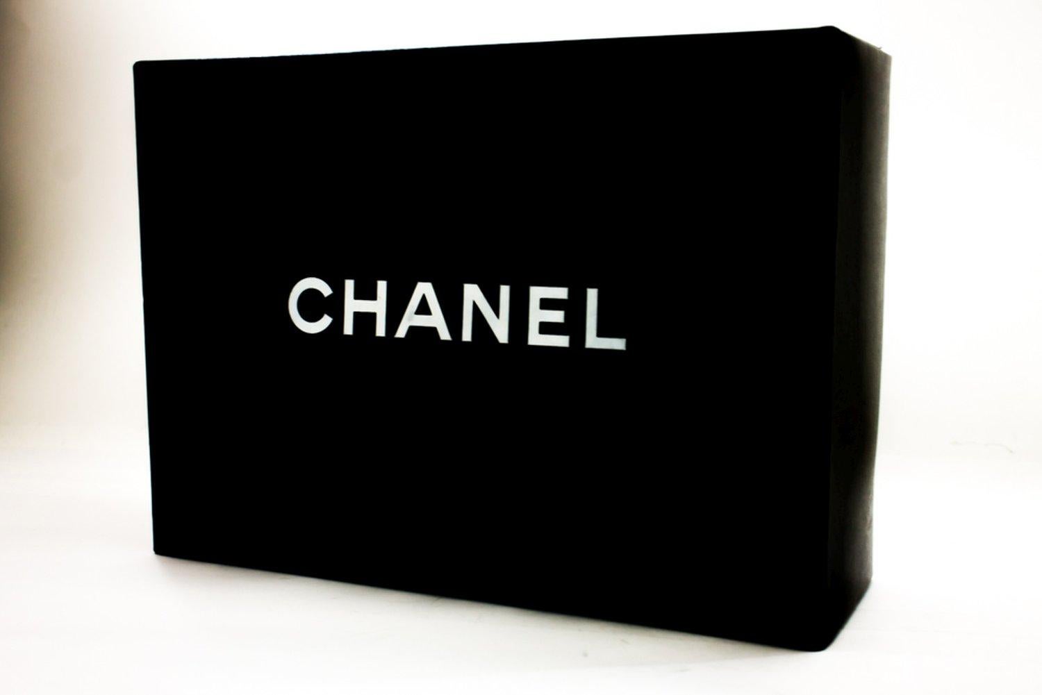 CHANEL Zweiseitige Umhängetasche mit Kette und Klappe, schwarz, gesteppt im Angebot 15