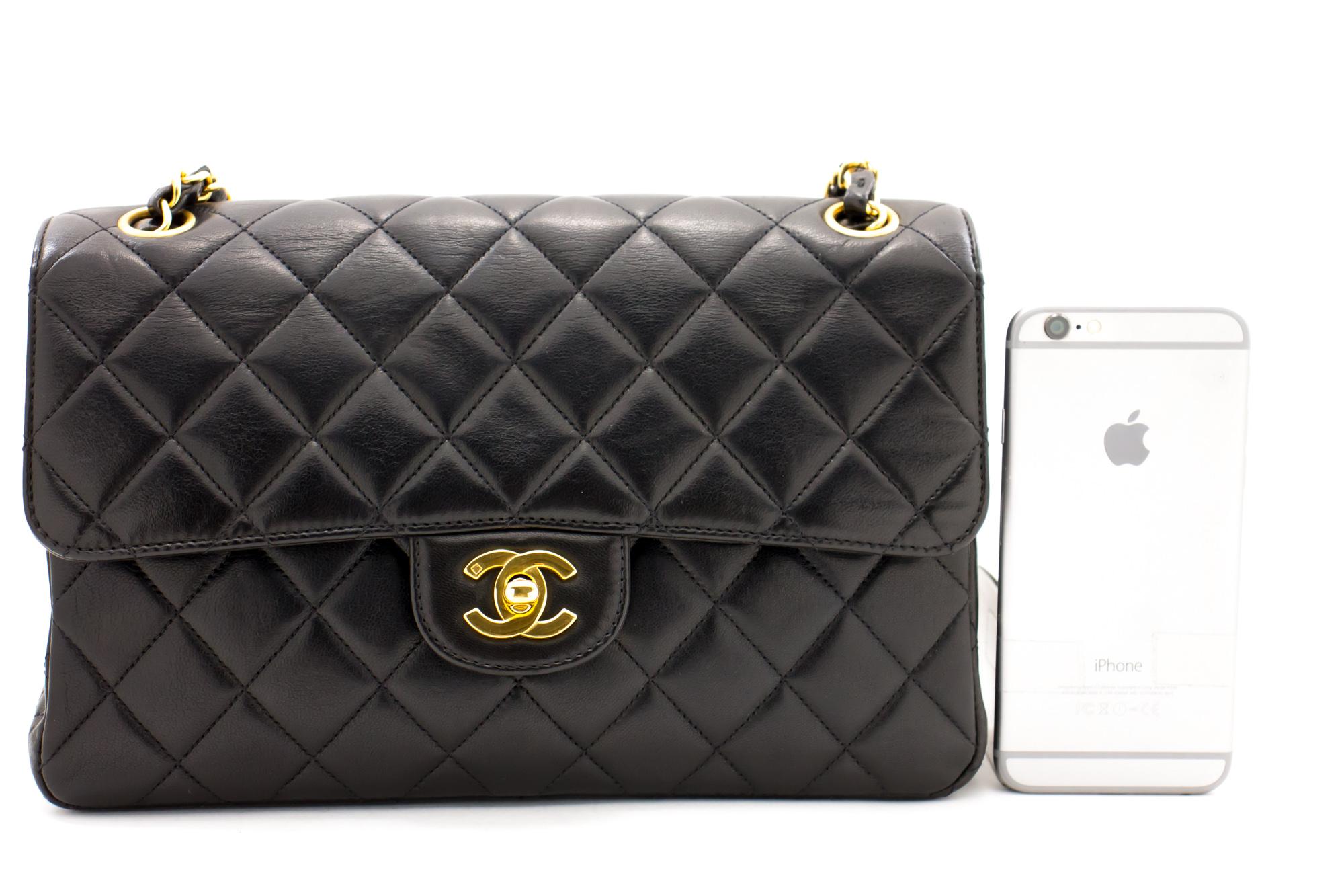 CHANEL Zweiseitige Umhängetasche mit Kette und Klappe, schwarz, gesteppt (Schwarz) im Angebot