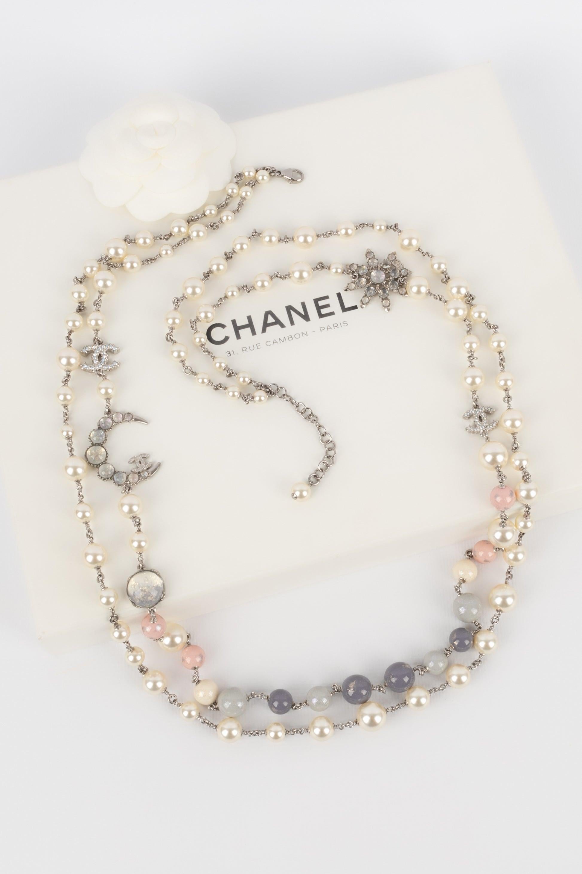 CHANEL - (Fabriqué en France) Collier à deux rangs de perles fantaisie et de perles de verre de tonalité mauve et rose. Collection K 2017.

Informations complémentaires : 
Condit : Très bon état. 
Dimensions : Longueur : 94 cm

Référence du vendeur