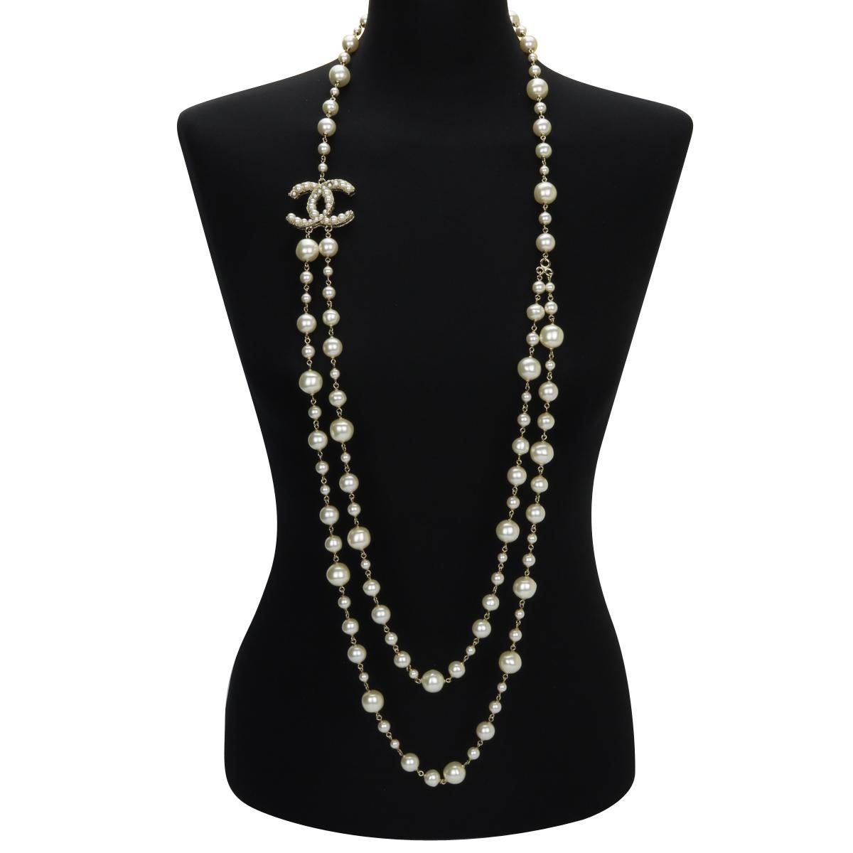 CHANEL Two Strands Pearl Gold Long Necklace 2011.

This stunning necklace is in Brand new condition.

Exterior Condition: Brand new condition.

Chain Condition: Brand new condition.

Includes: box, ribbon, camellia and an authentication certificate