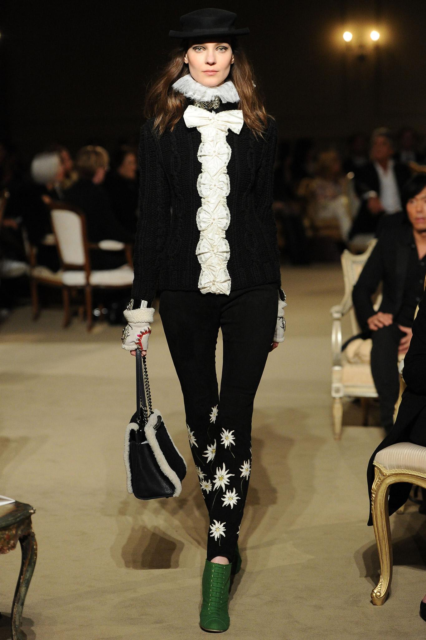 Chanel Bolso de niño grande de felpa de dos tonos en negro y marfil Shopping Tote 

Colección Metiers d'Art 2015 
Este bolso bandolera Chanel Boy, confeccionado en piel de becerro y shearling de color negro y marfil, presenta herrajes metálicos
