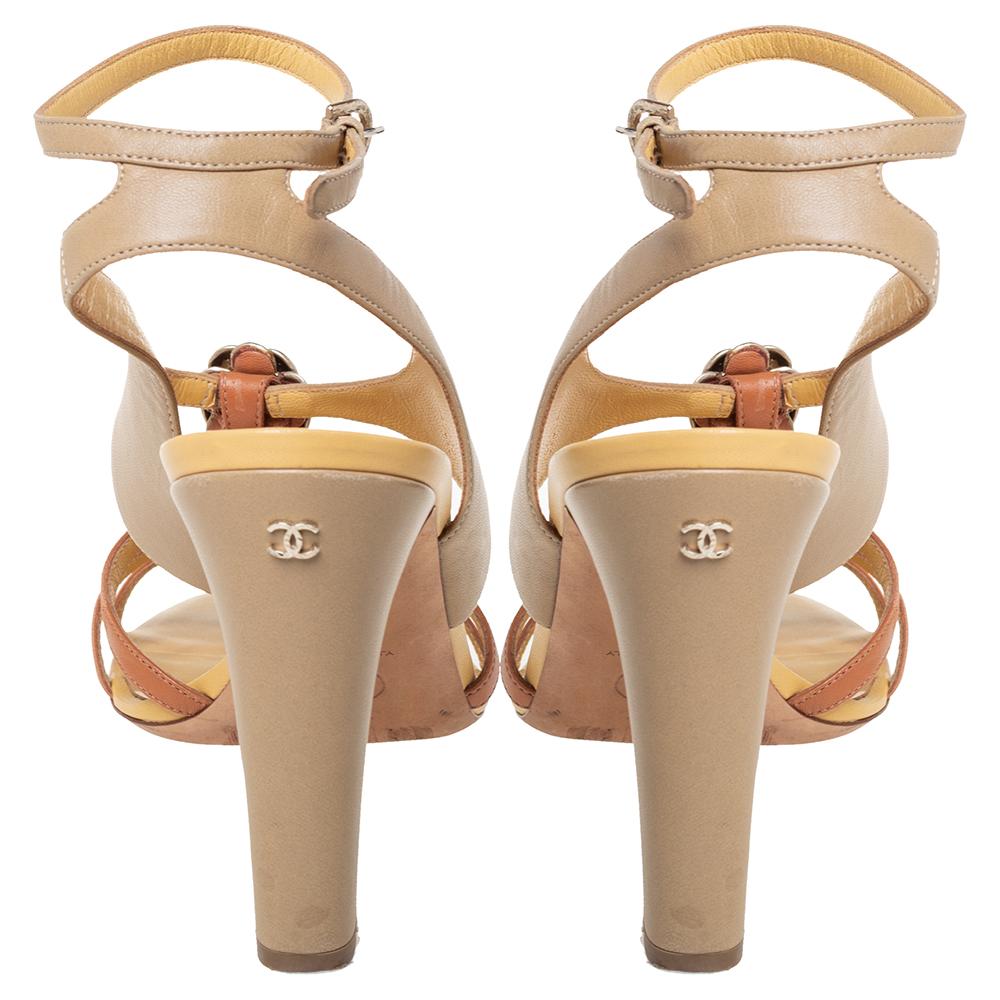 Chanel Two Tone Camellia Leather T-Strap Sandals Size 42 In Good Condition In Dubai, Al Qouz 2