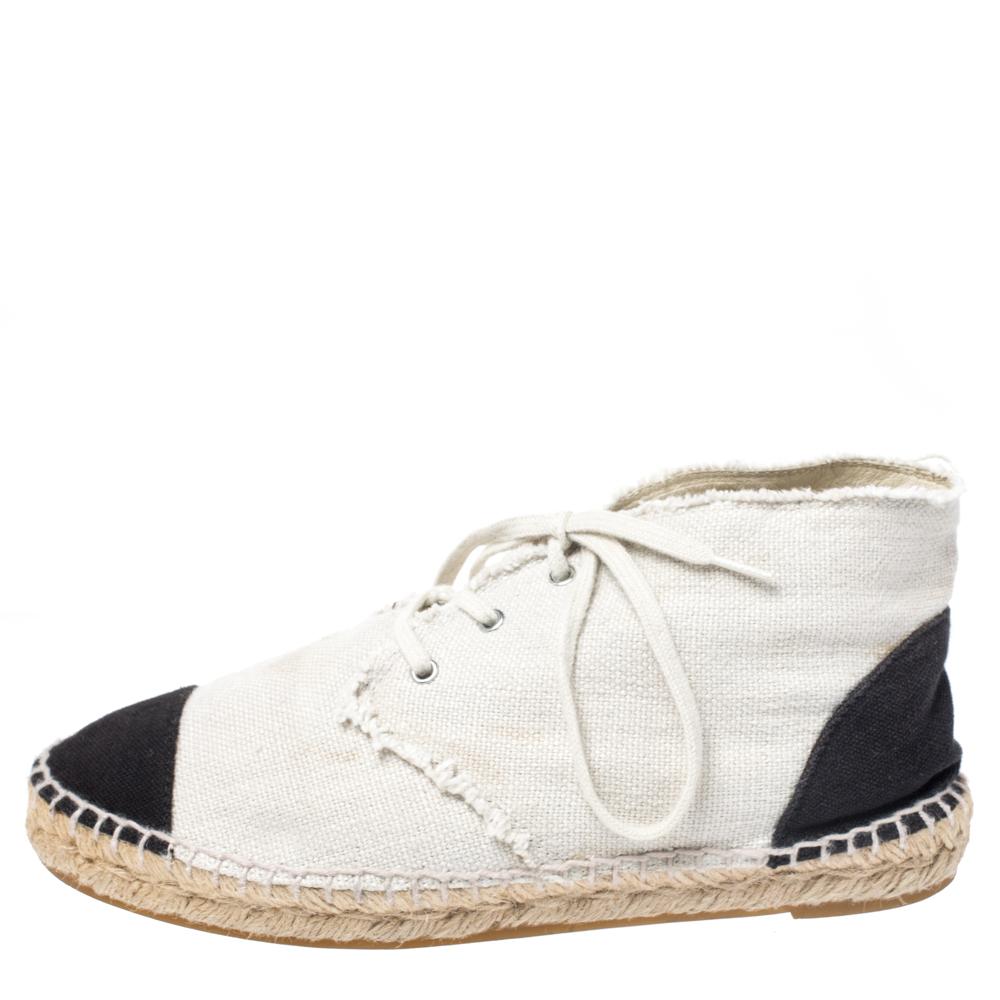 These Chanel canvas sneakers are comfortable and stylish. Designed with black cap toes, there is nothing you cannot pair these espadrilles with. They feature the signature CC logo on their tongues and have Chanel labelled insoles.

Includes:
