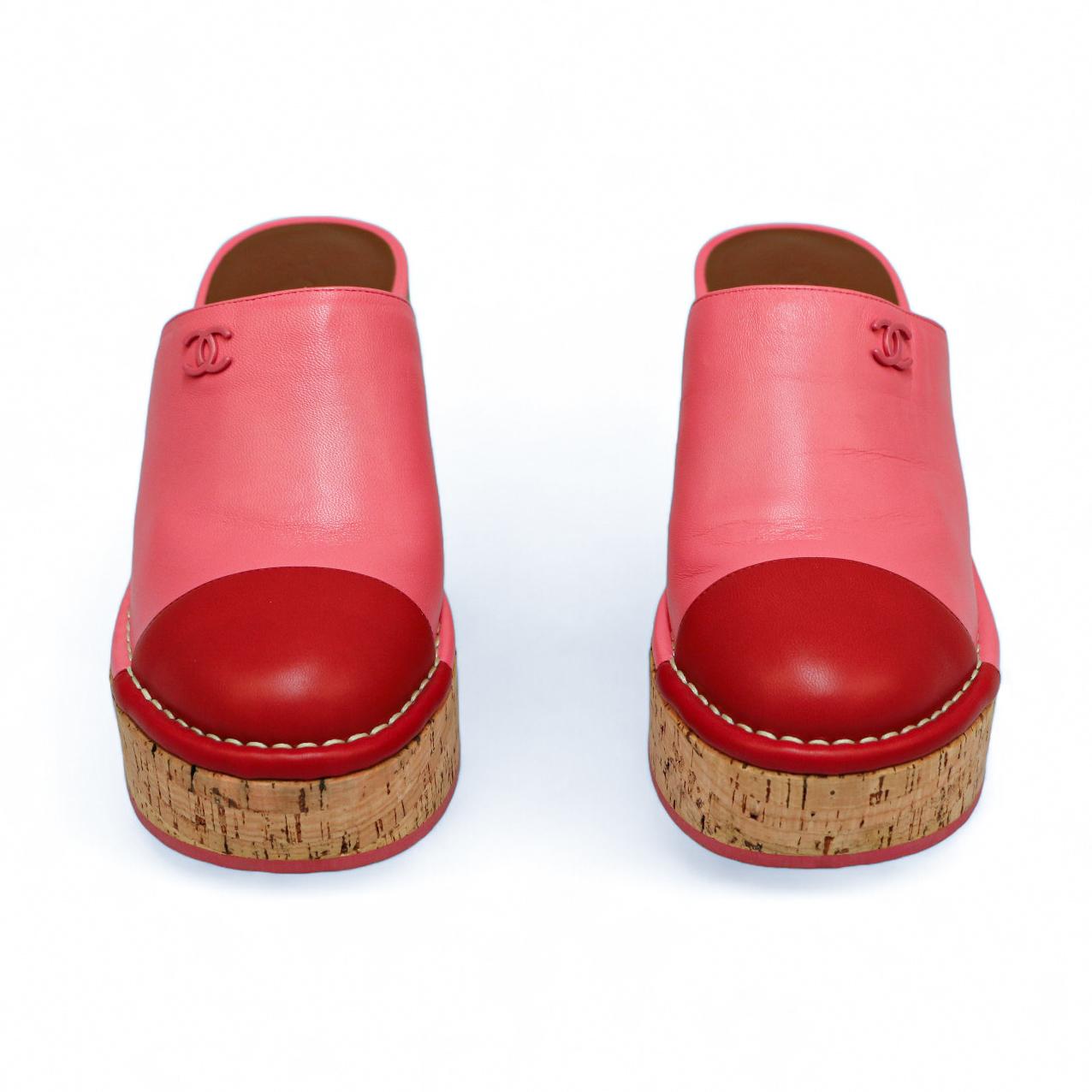Beautiful Chanel two-tone clogs, red and fuschia pink, size FR39
Condition: very good
Made in Italy
Material : smooth leather, cork
Color : pink, red
Size : fr39
Serial number : TG31...
Details: 3.5 cm front platform, 8 cm heel. Small CC on front of