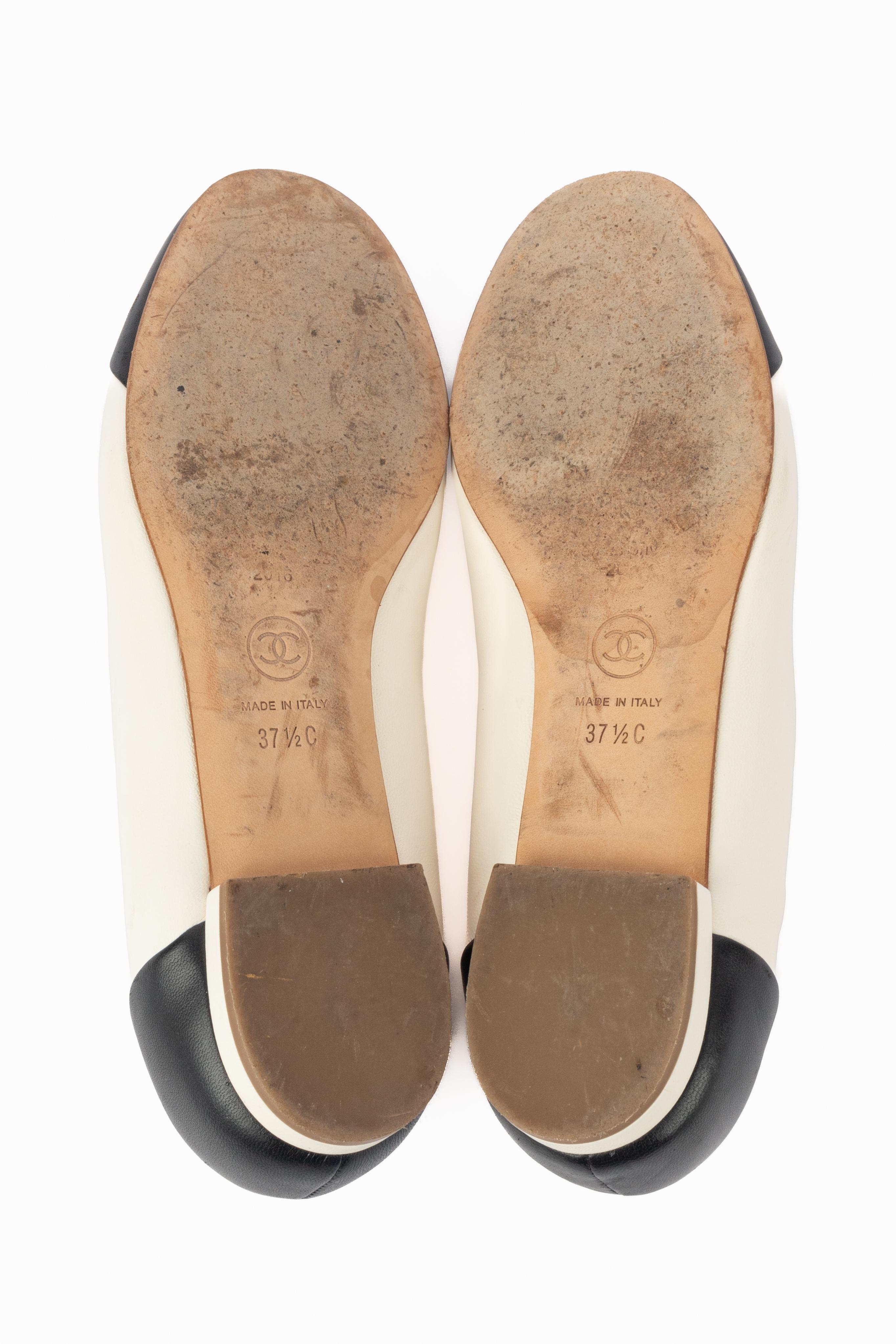 Ballerine in pelle bicolore Chanel in vendita 5