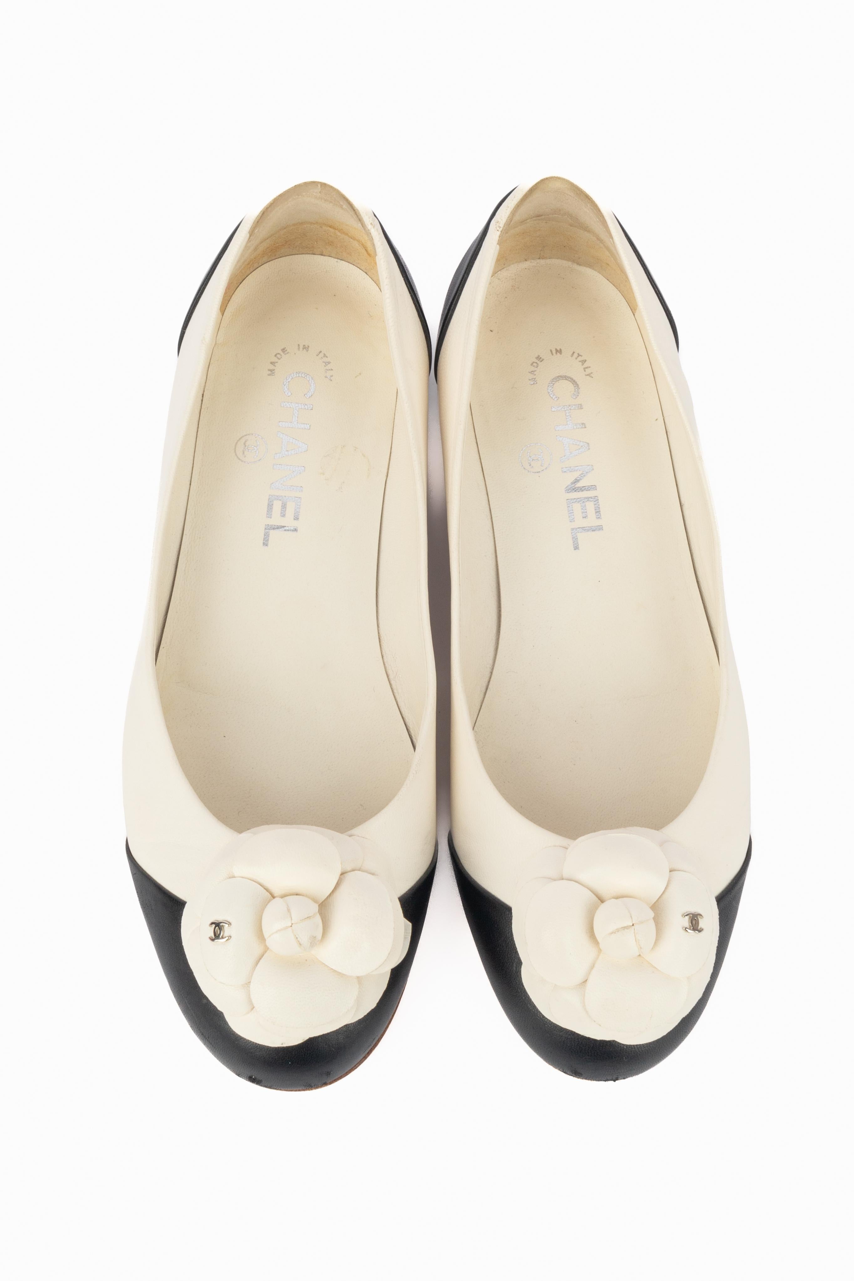 Beige Ballerine in pelle bicolore Chanel in vendita