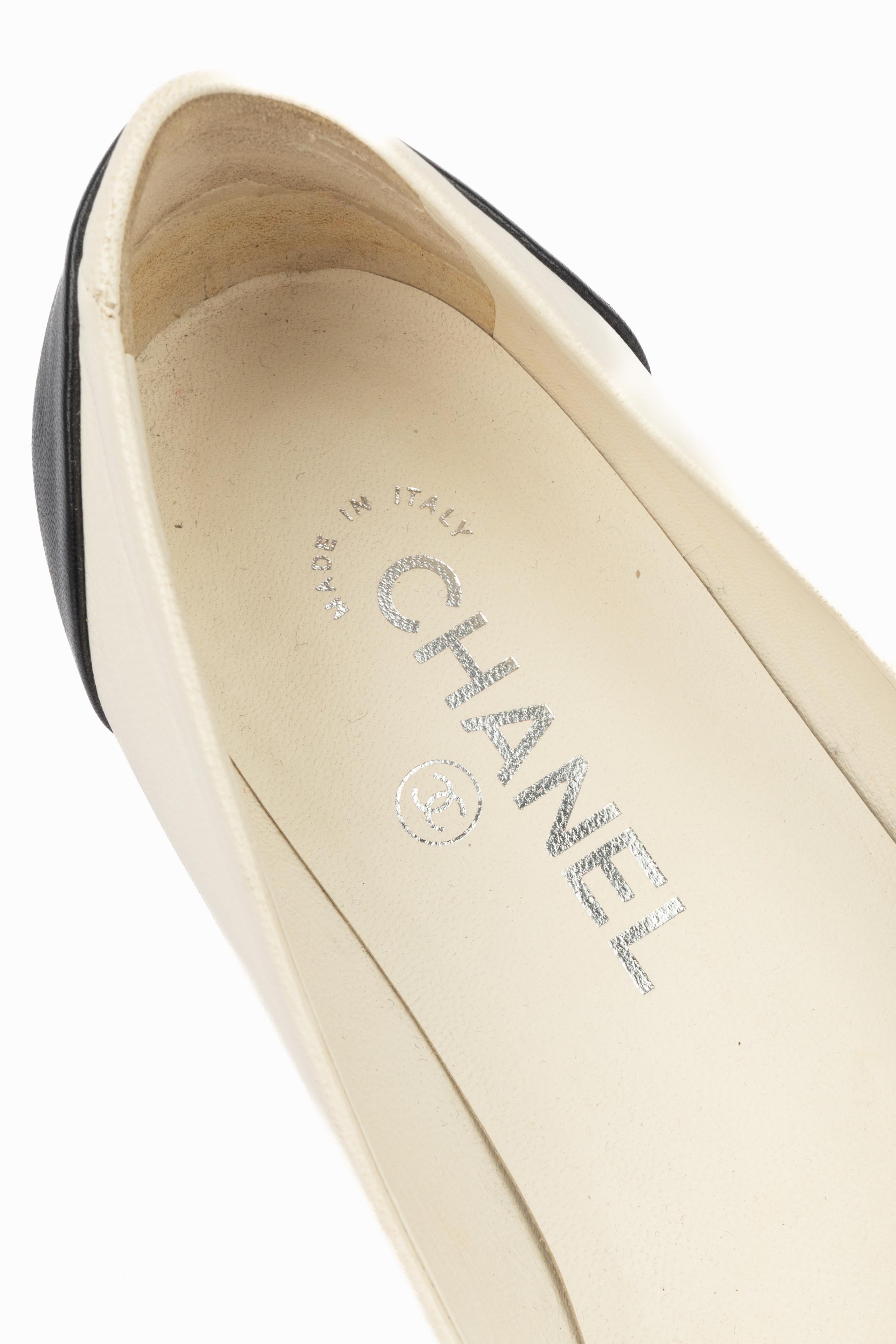 Ballerine in pelle bicolore Chanel in vendita 4