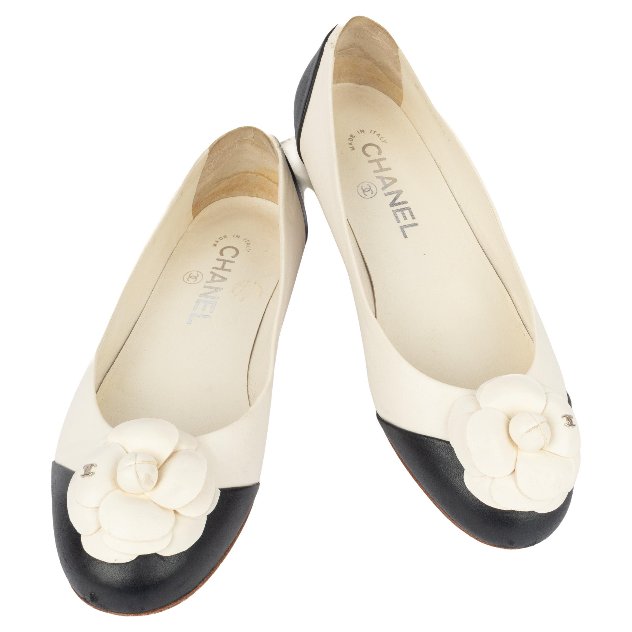 Ballerine in pelle bicolore Chanel in vendita