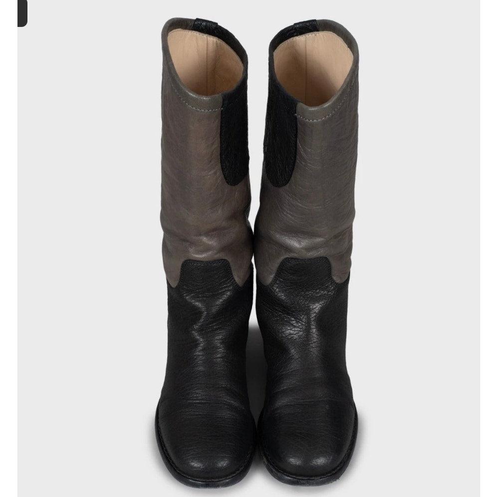 Esci con stile con questi classici stivali in pelle bicolore di Chanel! Questi eleganti stivali presentano un design senza tempo con una punta arrotondata e un comodo tacco piccolo e impilato. Perfetto per aggiungere un tocco di lusso a qualsiasi