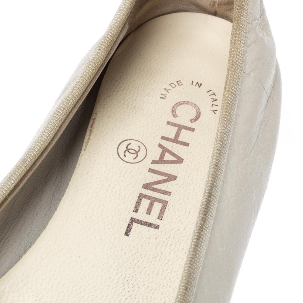 Chanel Two-Tone Leather Bow CC Cap Toe Ballet Flats Size 36.5 In Good Condition In Dubai, Al Qouz 2