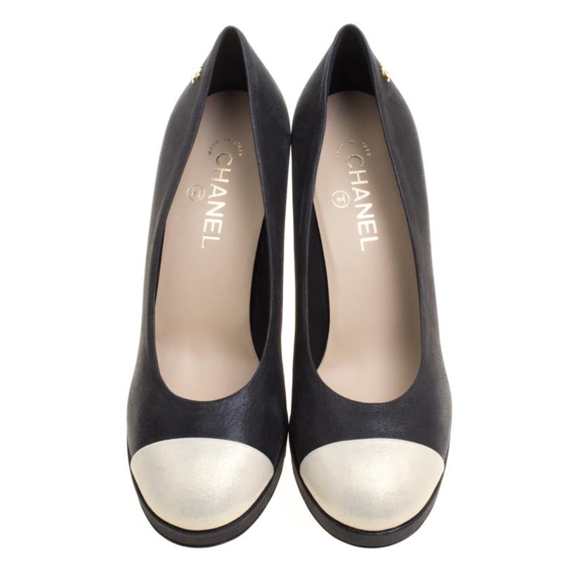 Take each step with style in these shoes from Chanel. Crafted from leather, they carry a modern design with contrast cap toes and the signature CC on the side. The insoles are also leather-lined to provide comfort and the pair stands tall on 11 cm