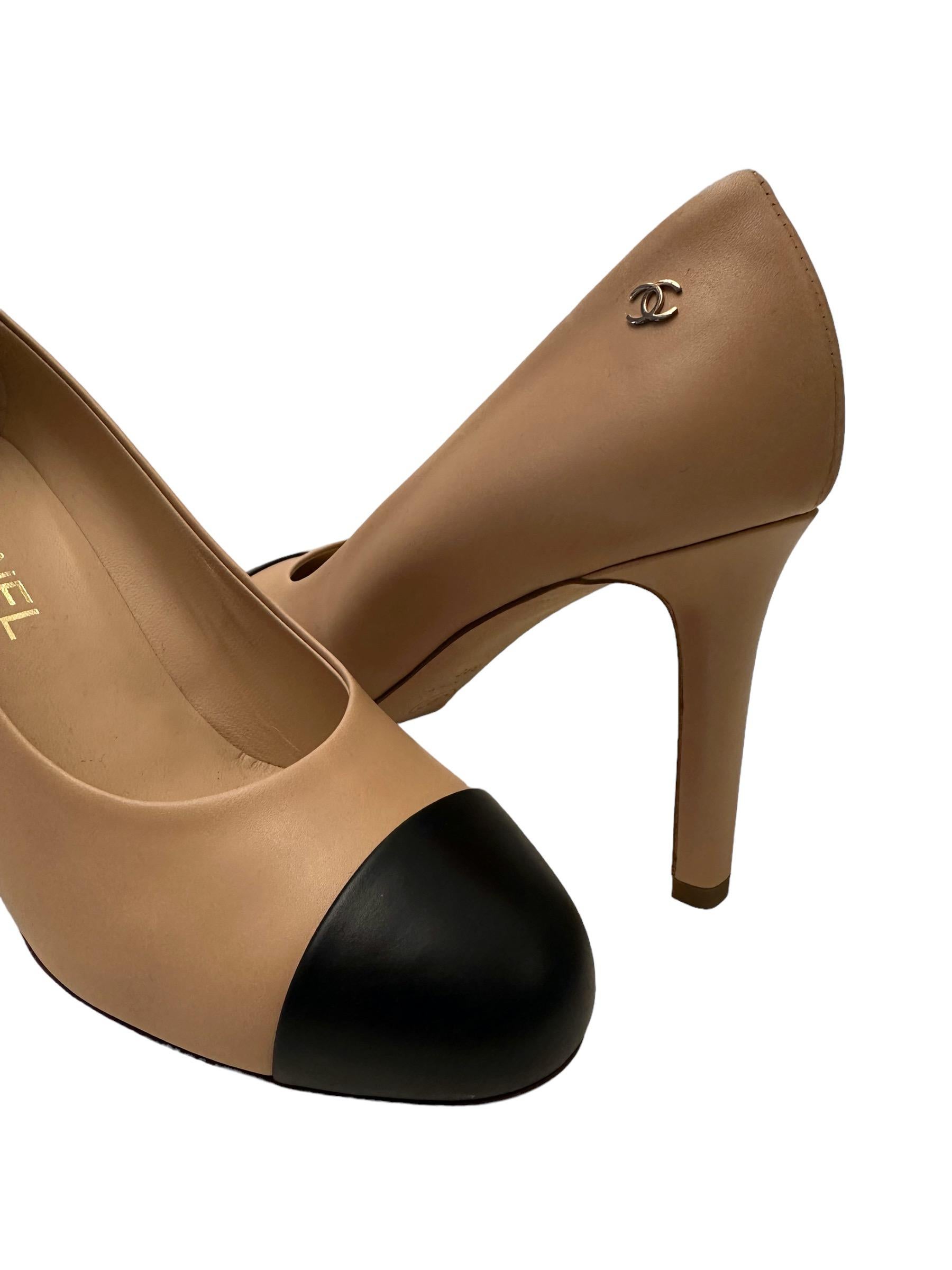 Beautiful classic two tone pumps from the house of Chanel.
Crafted in beige leather with a black toe-cap. A small gold finish CC logo on the side.
Pre-owned but in new condition !!!

Material: Leather
Color: Beige and black
Sole: Leather
Insole: