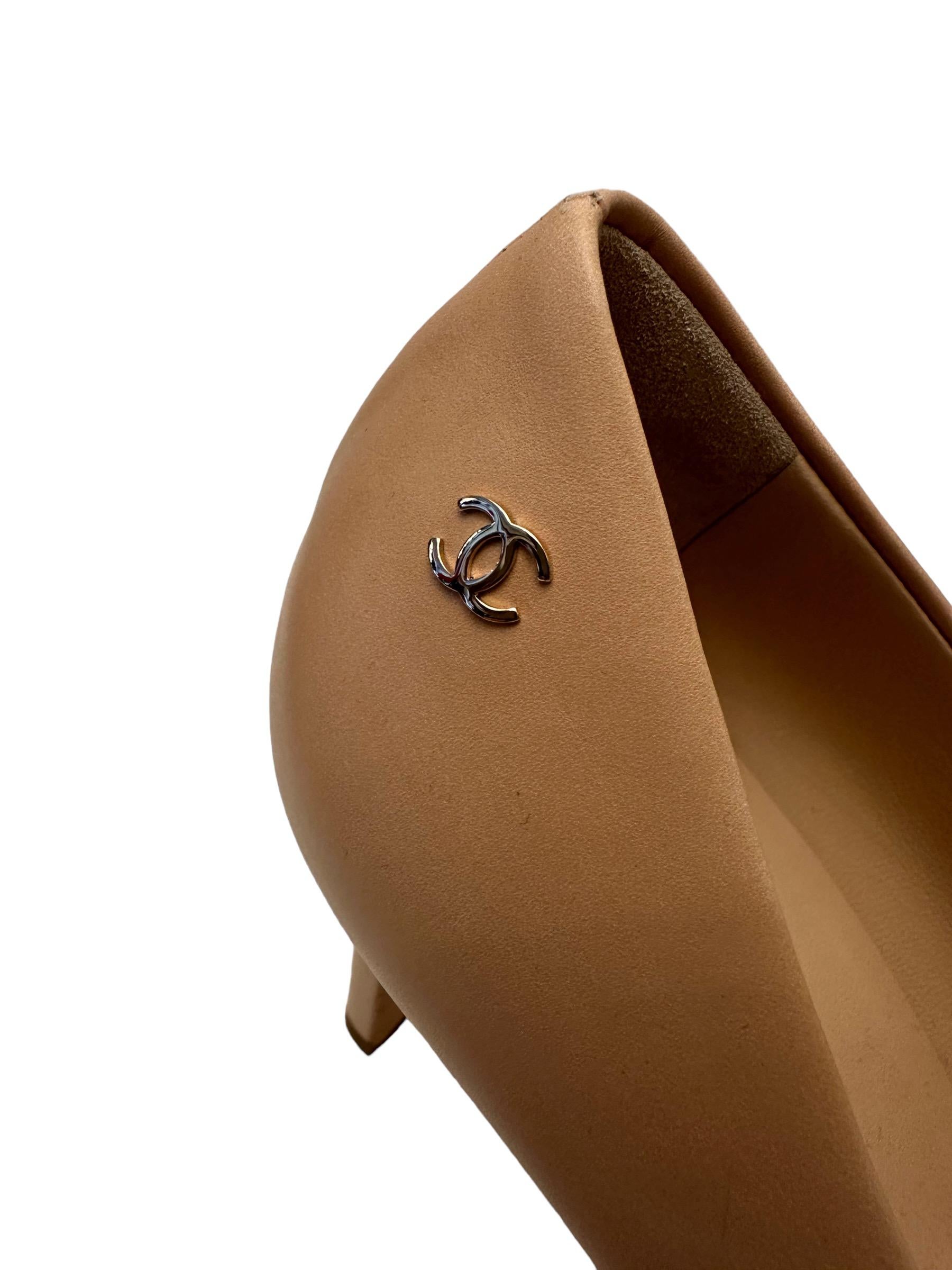 Chanel Two Tone Leather Heel Pumps In Excellent Condition In Geneva, CH
